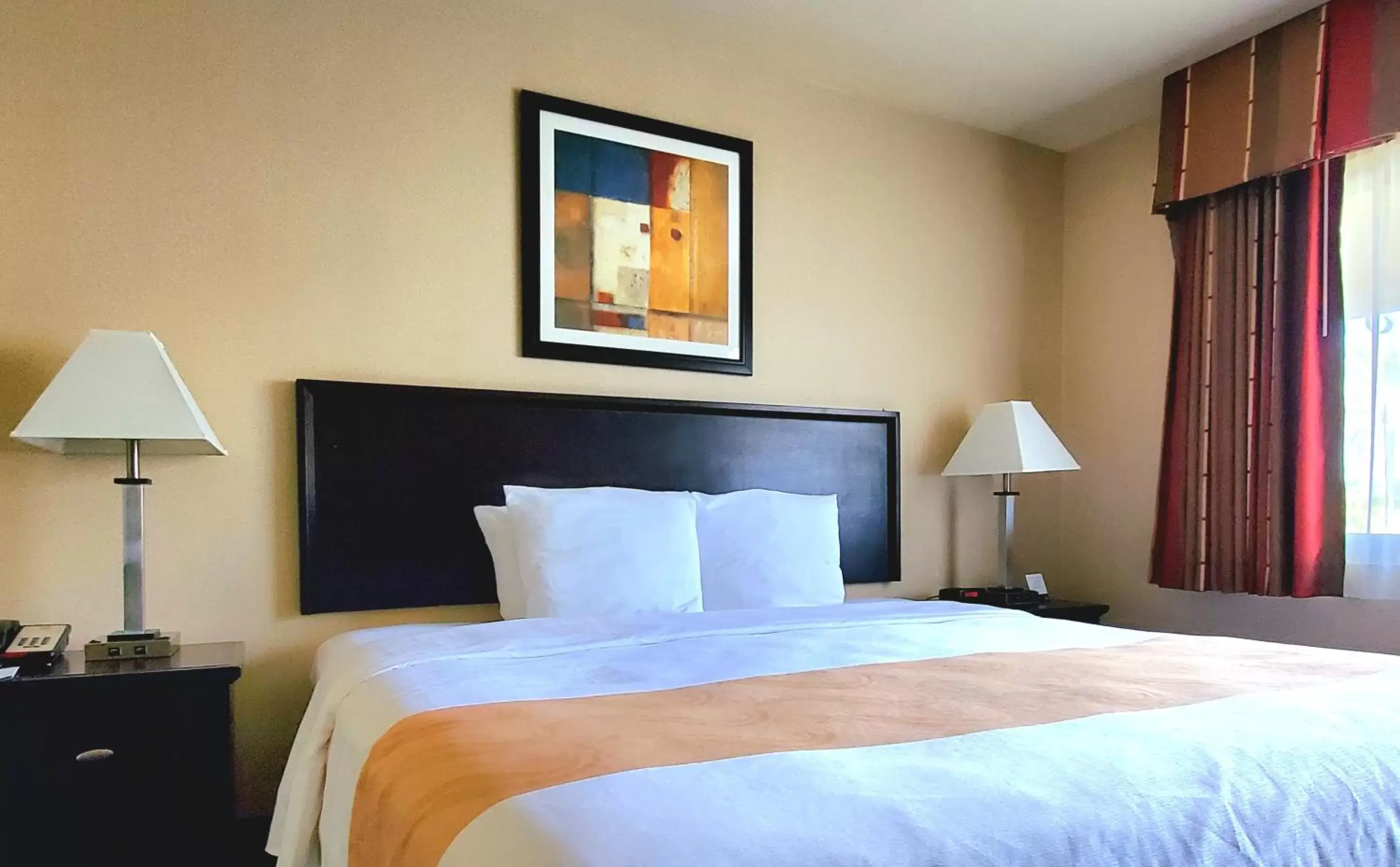 Bed in Quality Inn & Suites Anaheim at the Park