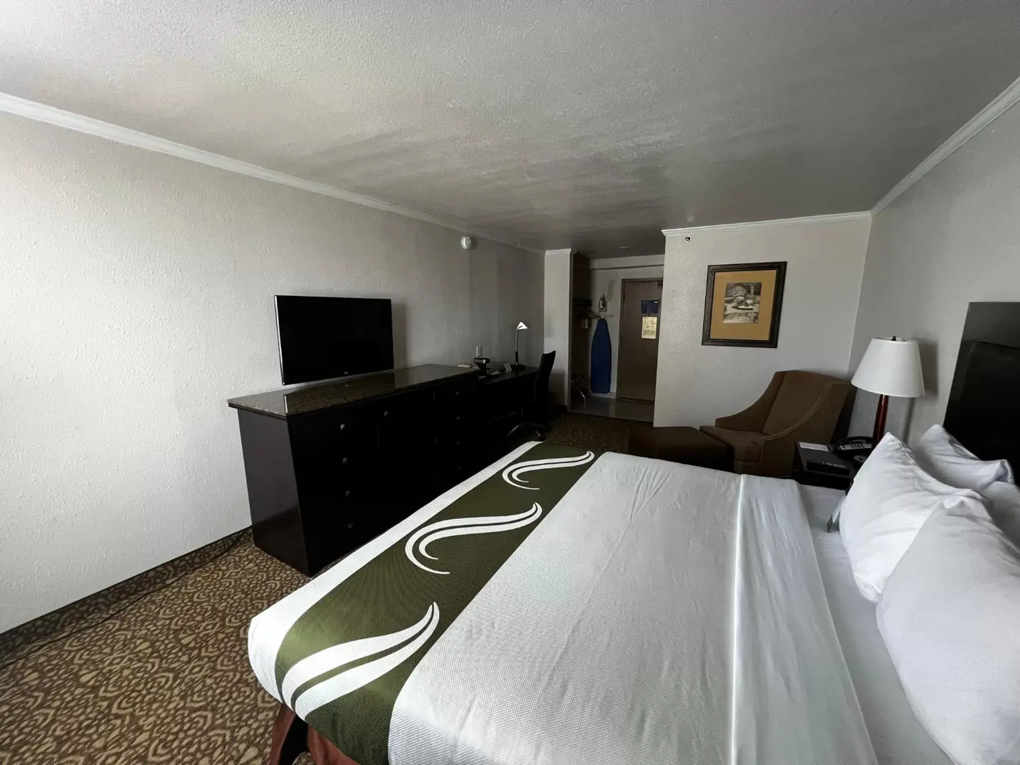 Communal lounge/ TV room, TV/Entertainment Center in Quality Inn Fort Worth - Downtown East