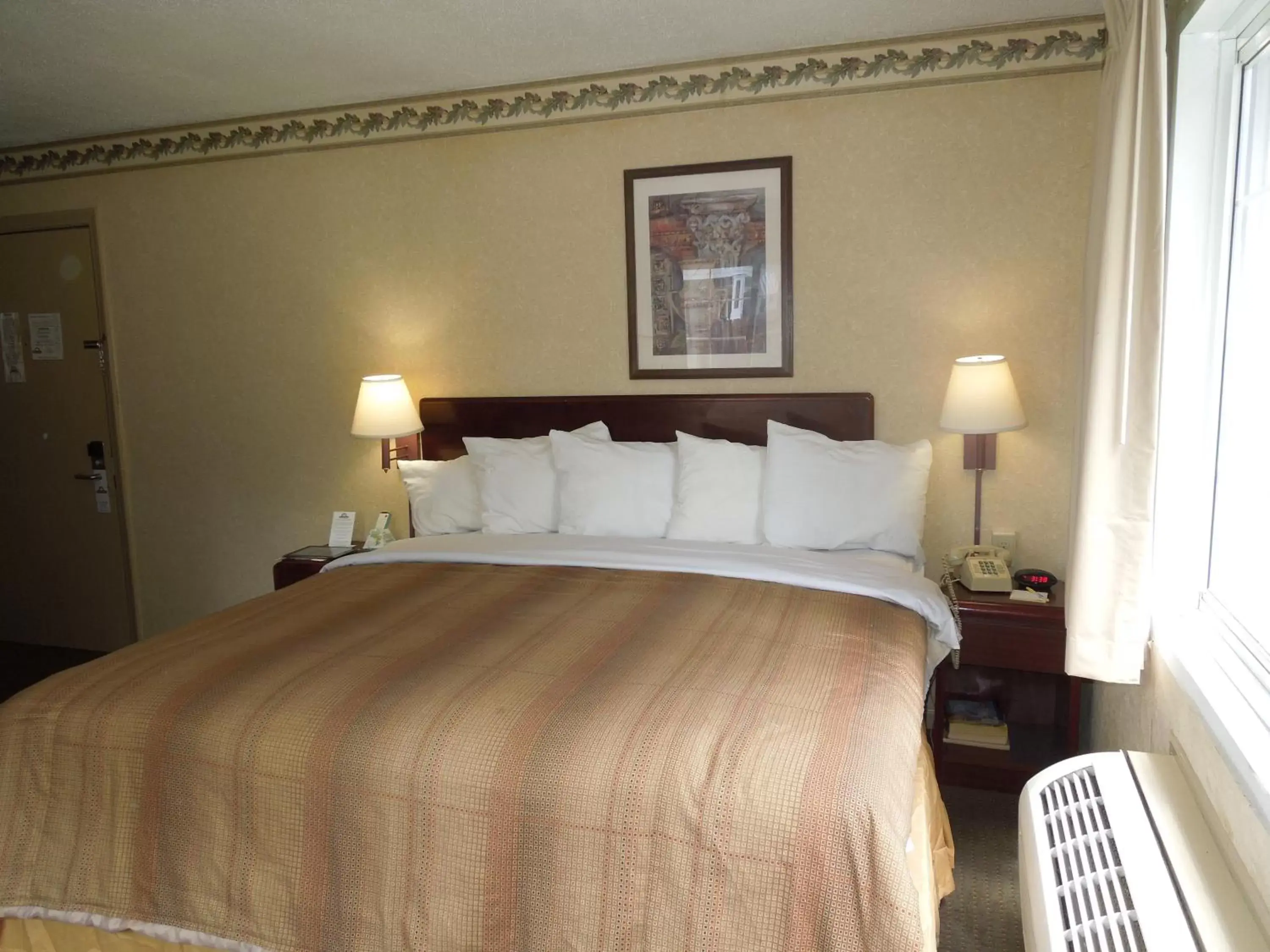 Queen Room - Non-Smoking in Days Inn by Wyndham Cleveland Lakewood