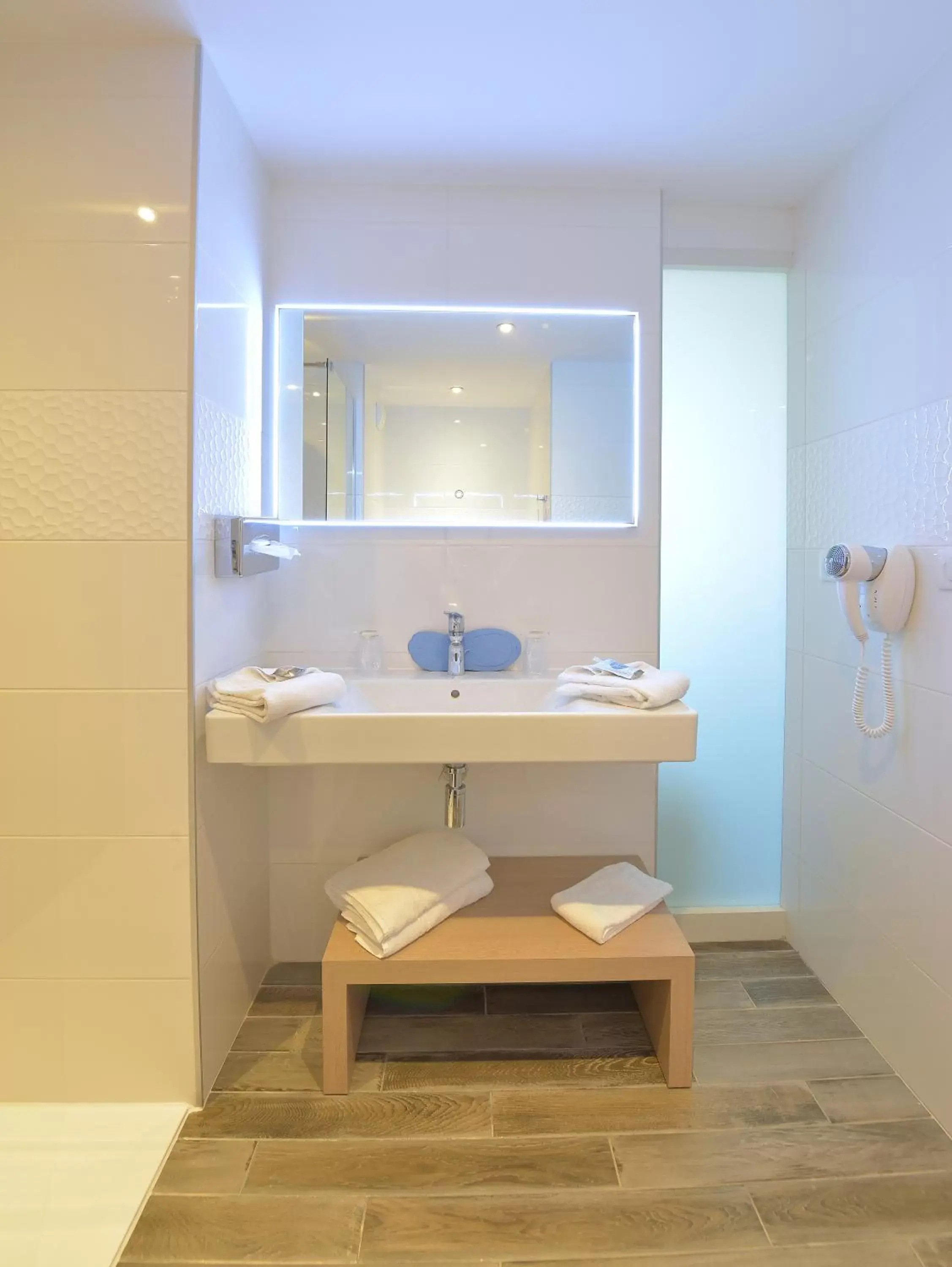 Toilet, Bathroom in Kyriad Montpellier Est - Lunel