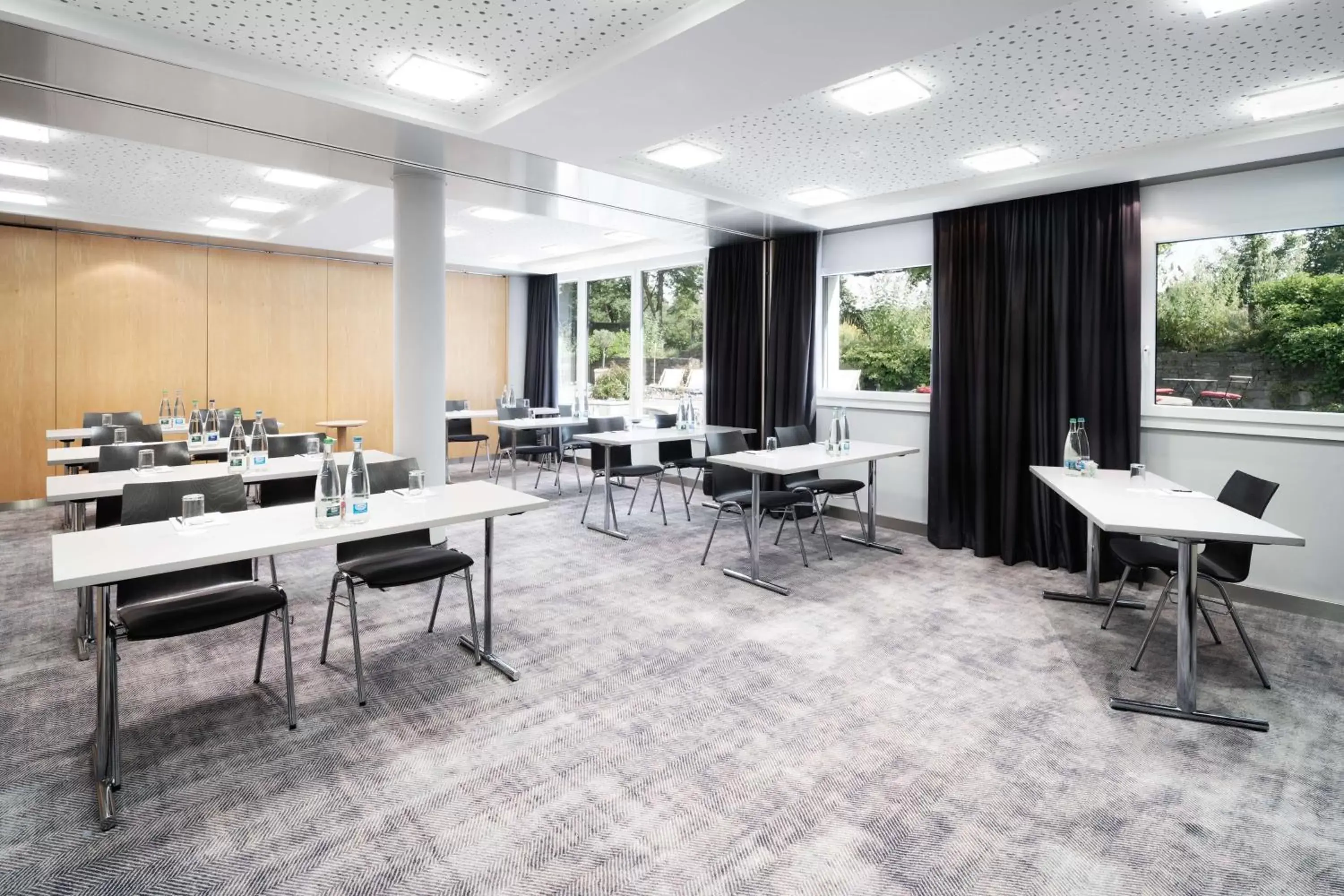 Meeting/conference room, Restaurant/Places to Eat in Radisson Hotel Zurich Airport