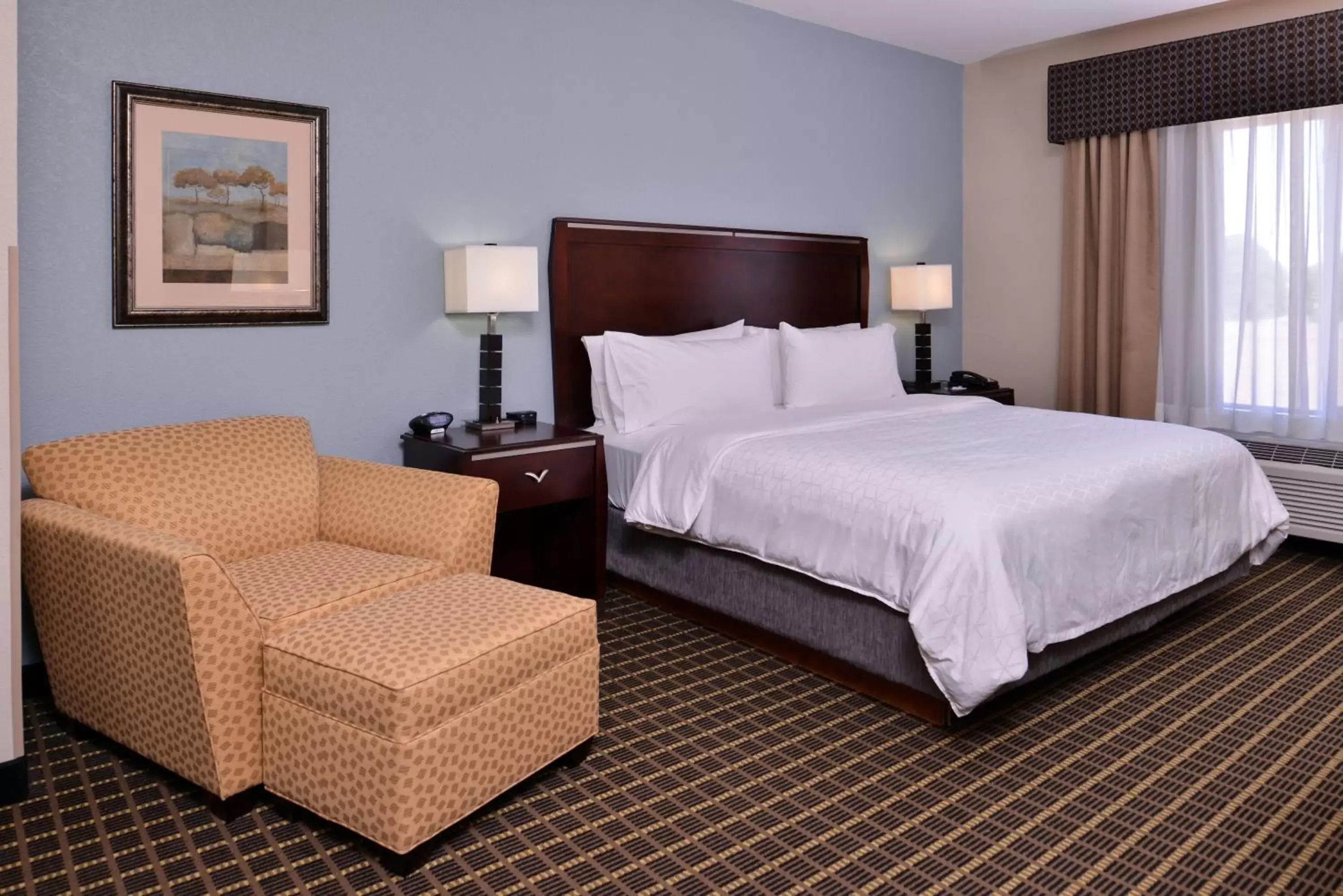Photo of the whole room, Bed in Holiday Inn Express & Suites Pittsburg by IHG Photo of the whole room, Bed in Holiday Inn Express & Suites Pittsburg by IHG