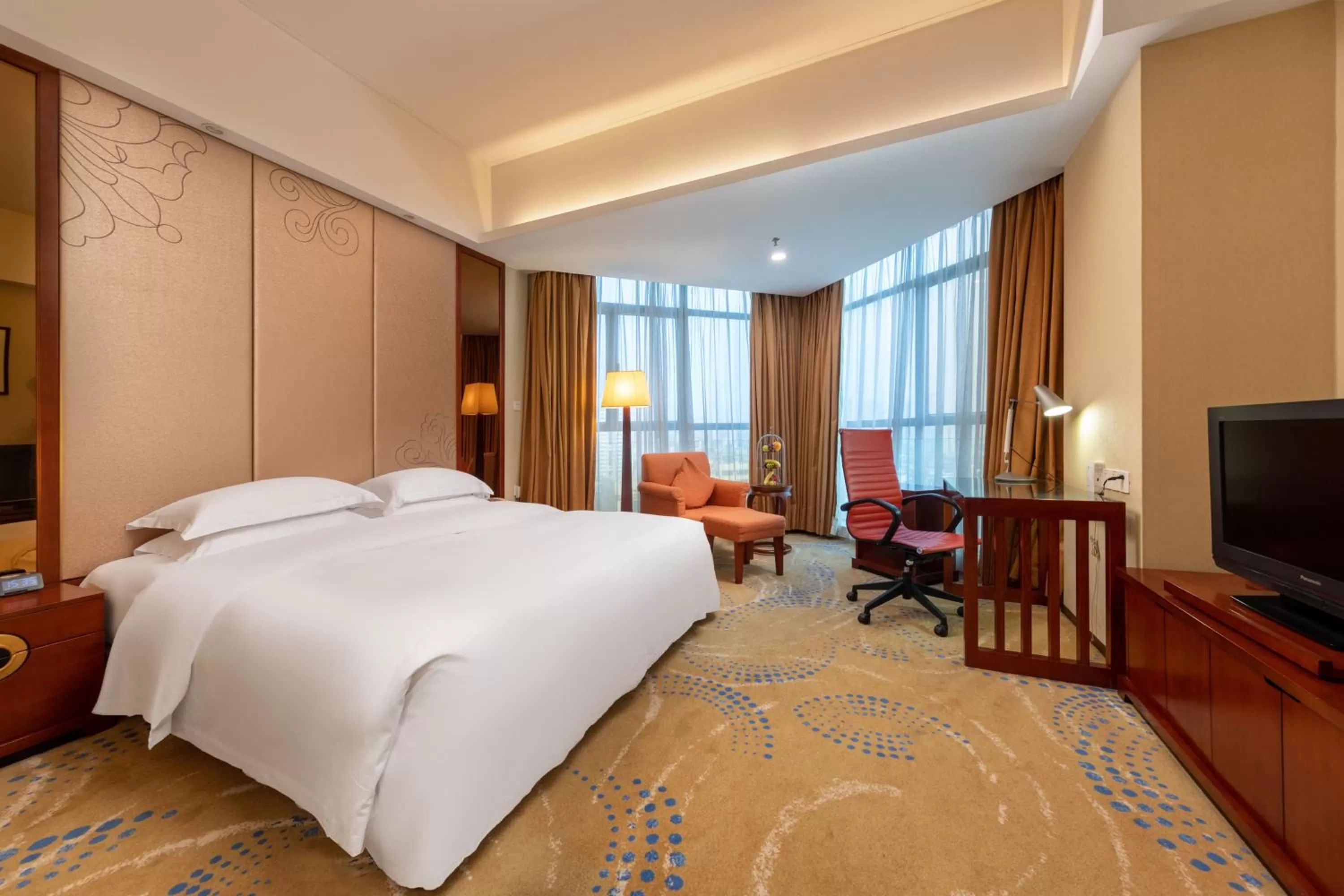 Photo of the whole room, Bed in Crowne Plaza Foshan by IHG