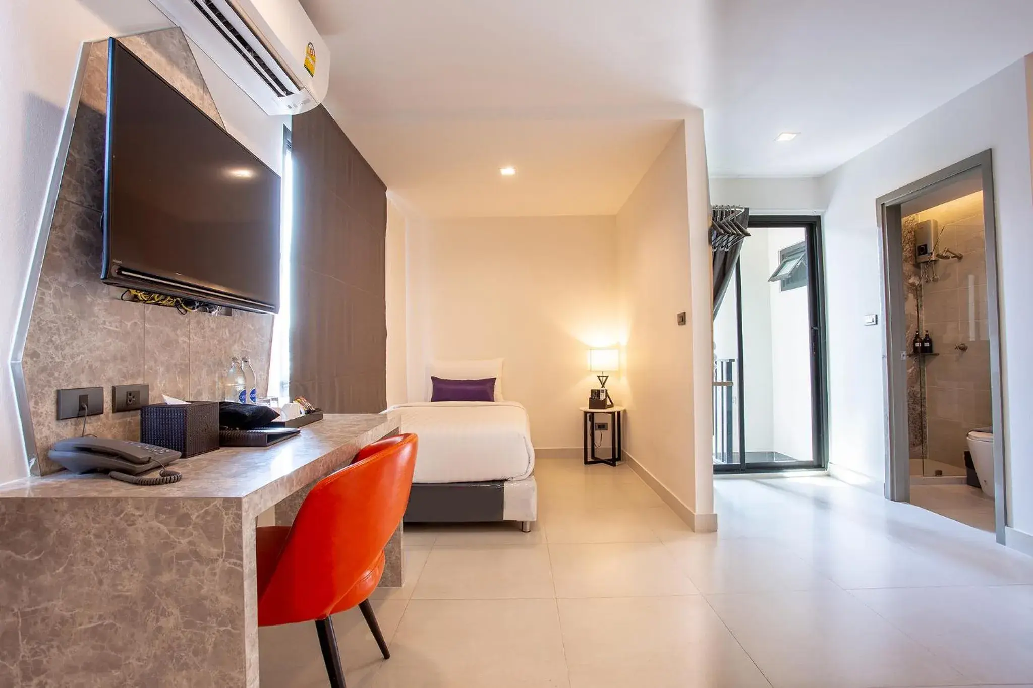 Bedroom, Kitchen/Kitchenette in Spittze Hotel Pratunam