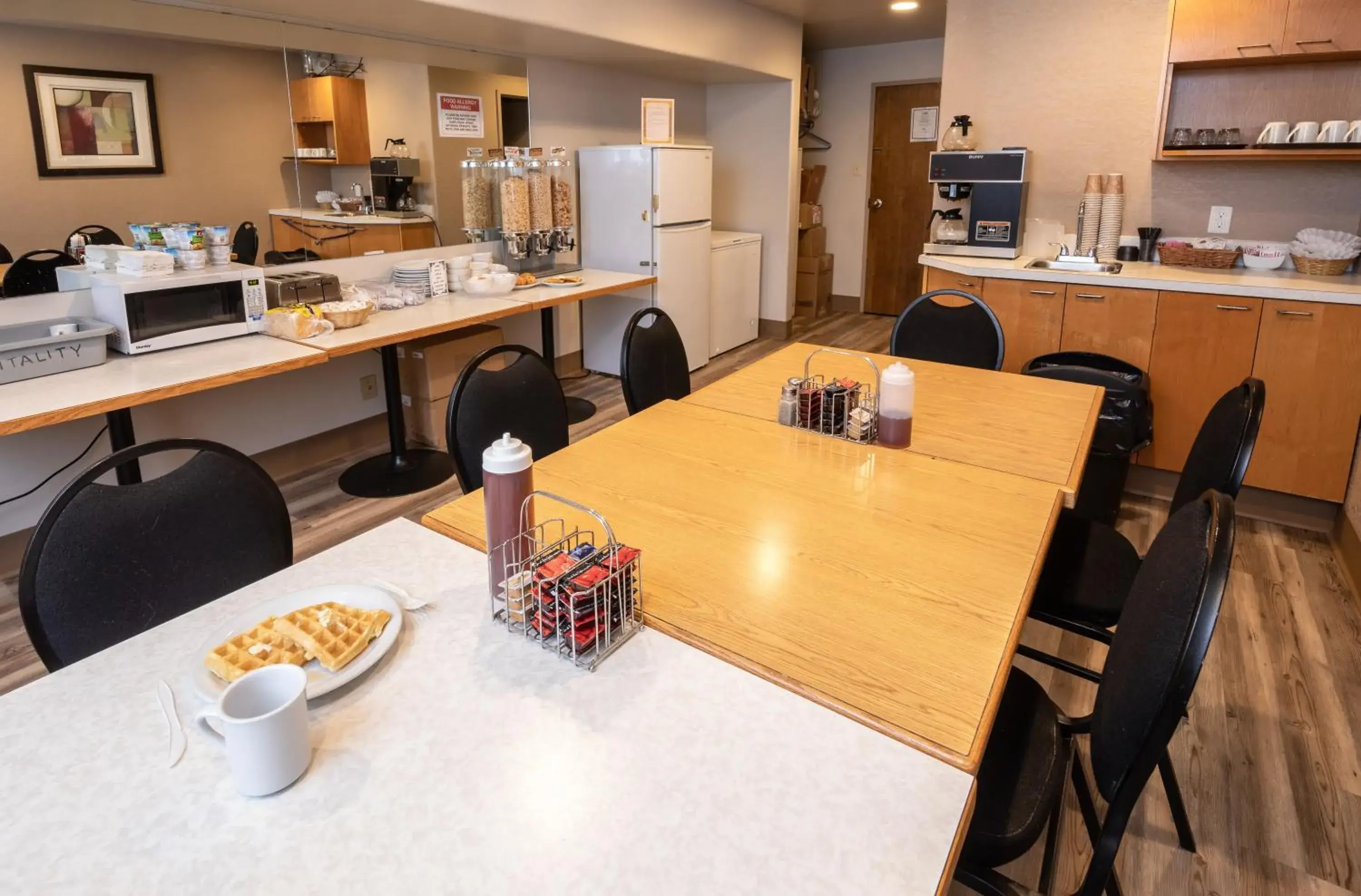 Breakfast, Dining Area in Keystone Motor Inn