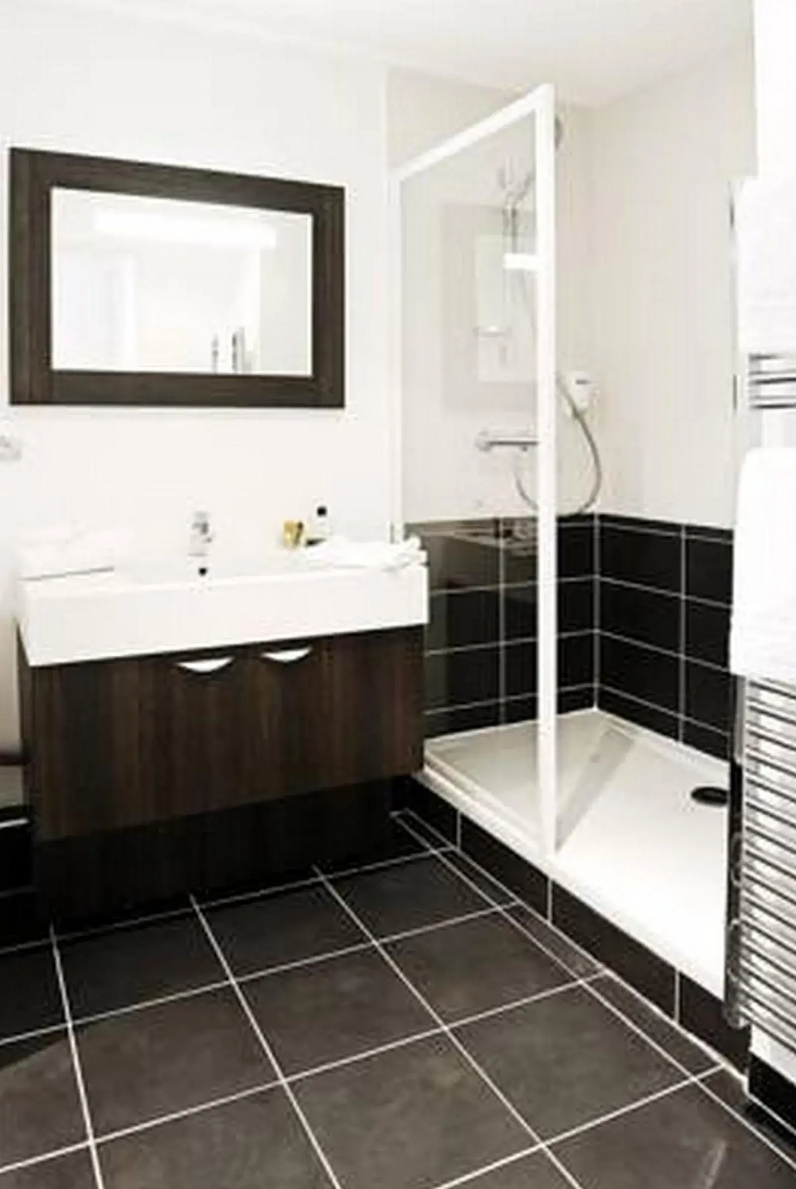 Shower, Bathroom in Lagrange Aparthotel Lyon LumiÃ¨re