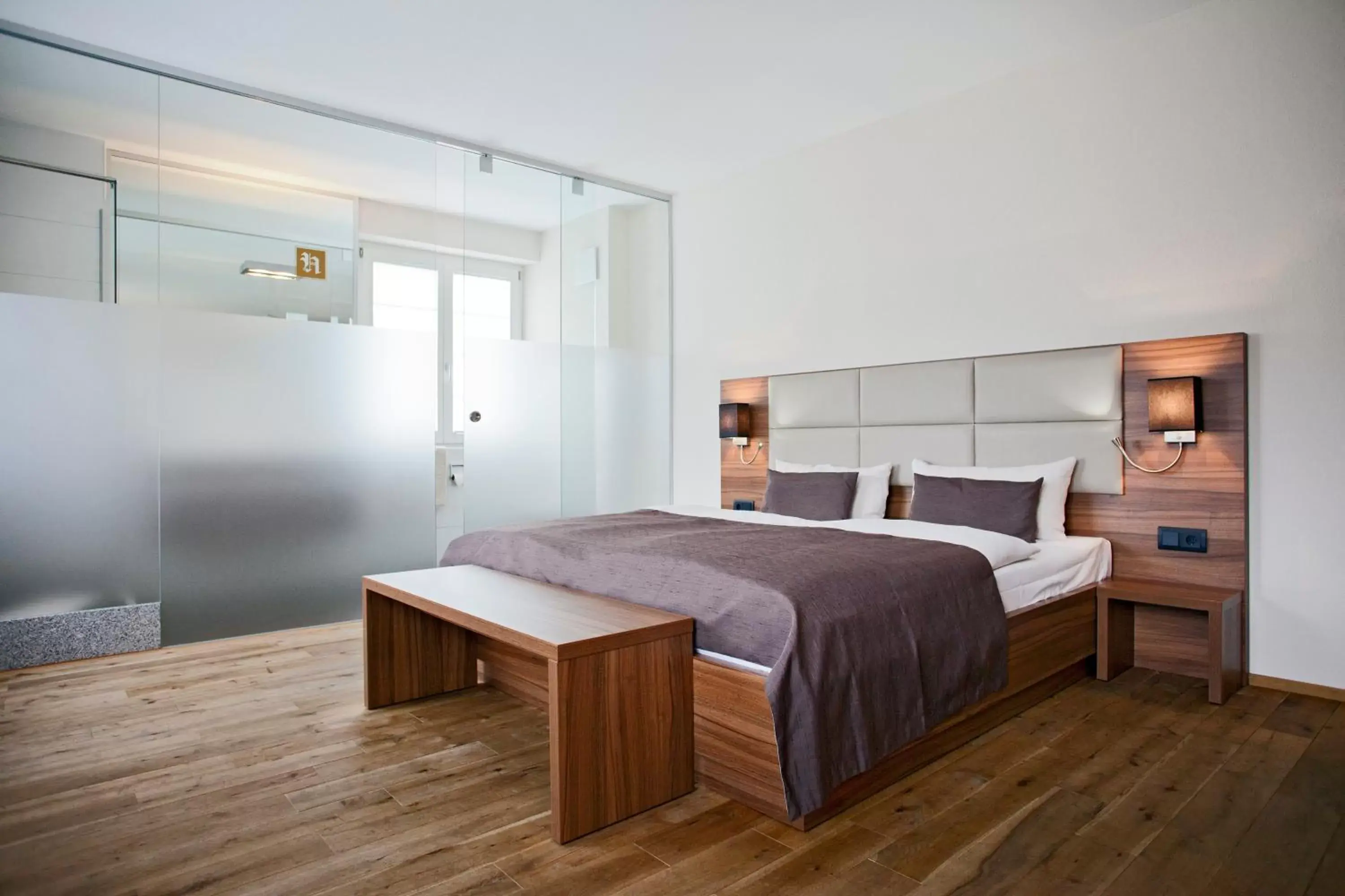 Comfort Double Room in Kunsthotel "Drei König" am Marktplatz Stadt Lörrach Comfort Double Room in Kunsthotel "Drei König" am Marktplatz Stadt Lörrach