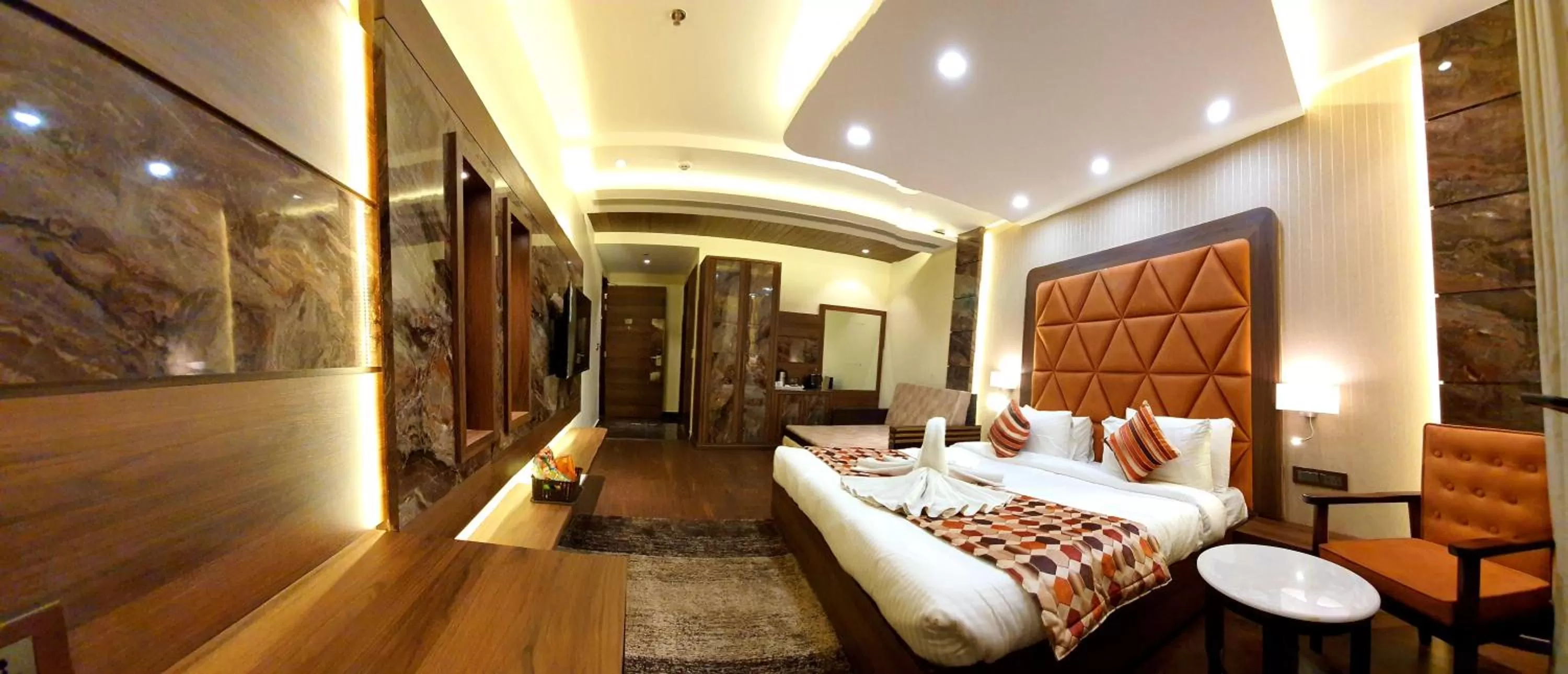 Bed in Hotel Makhan Residency