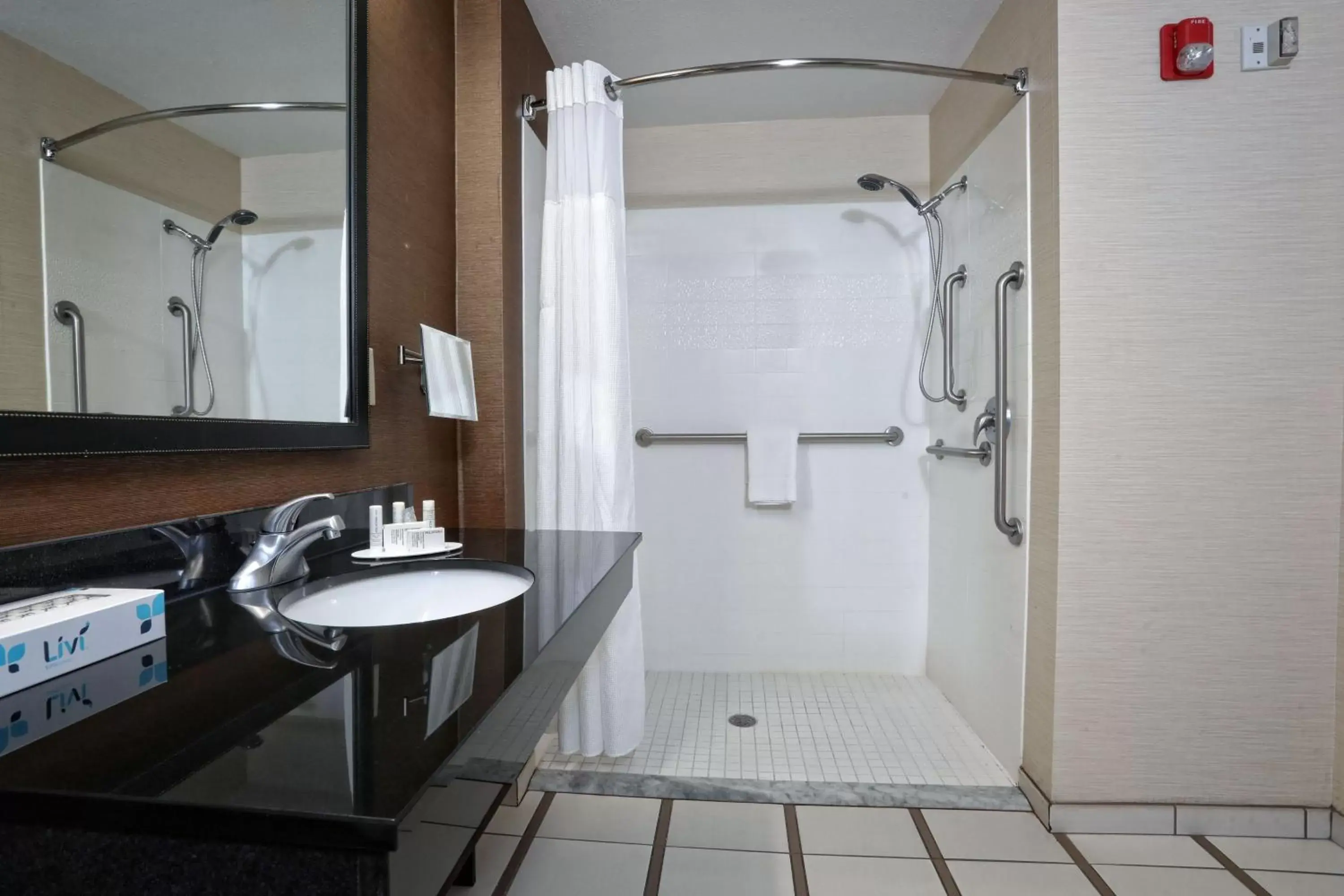 Bathroom in Fairfield Inn & Suites by Marriott Charleston North/Ashley Phosphate