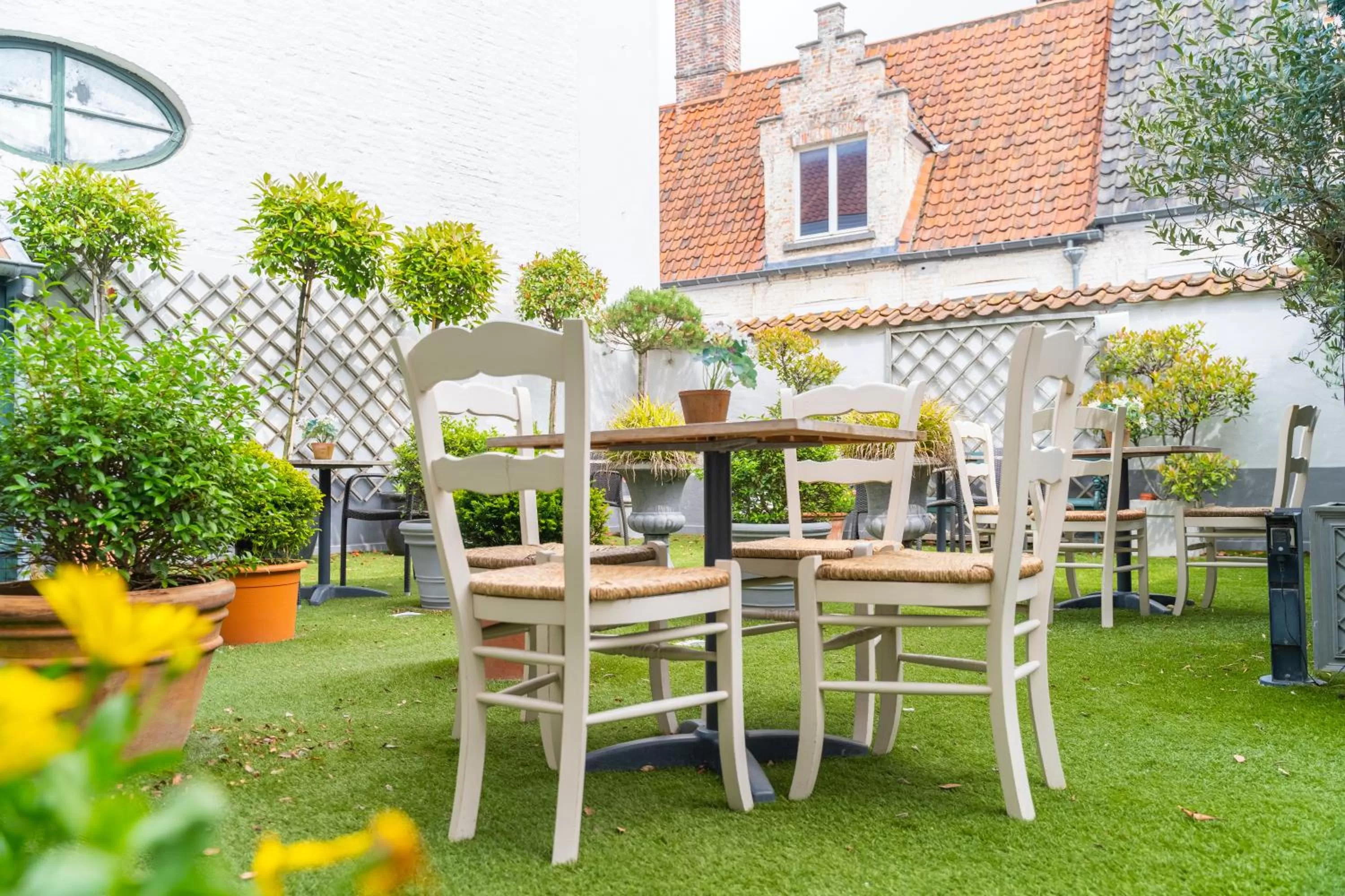 Garden in Canal View Hotel Ter Brughe by CW Hotel Collection
