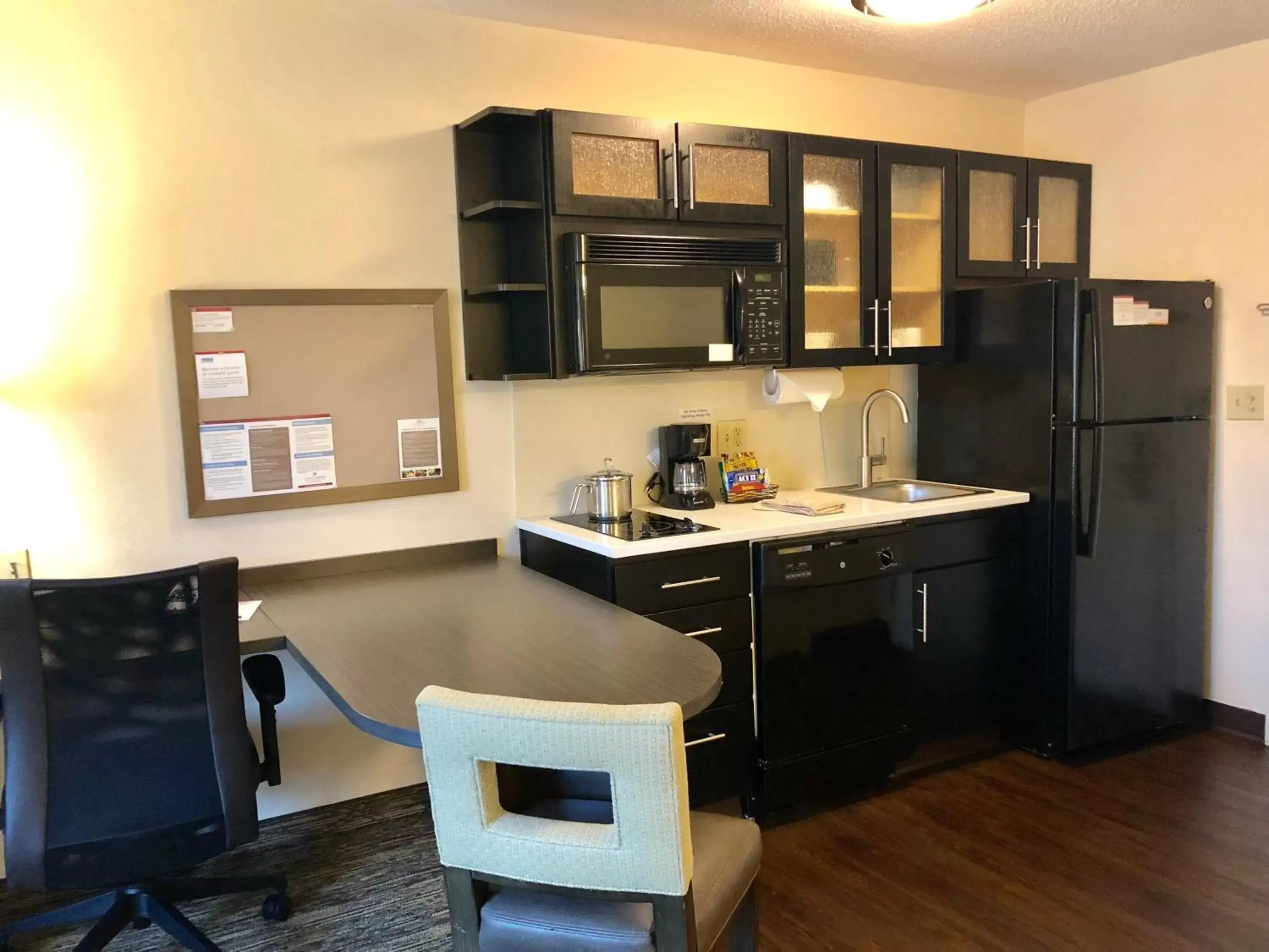 Photo of the whole room, Kitchen/Kitchenette in Candlewood Suites Washington-Dulles Herndon, an IHG Hotel
