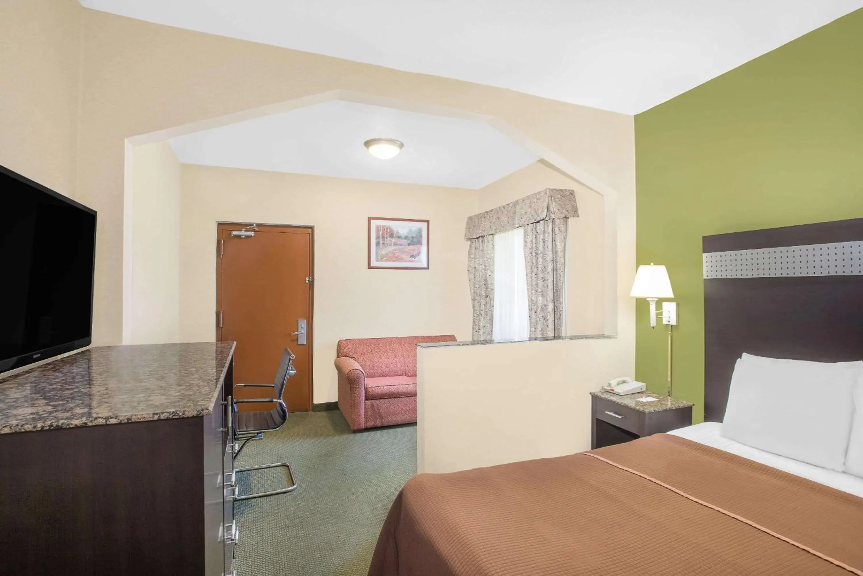 Photo of the whole room, Bed in Howard Johnson by Wyndham North Bergen