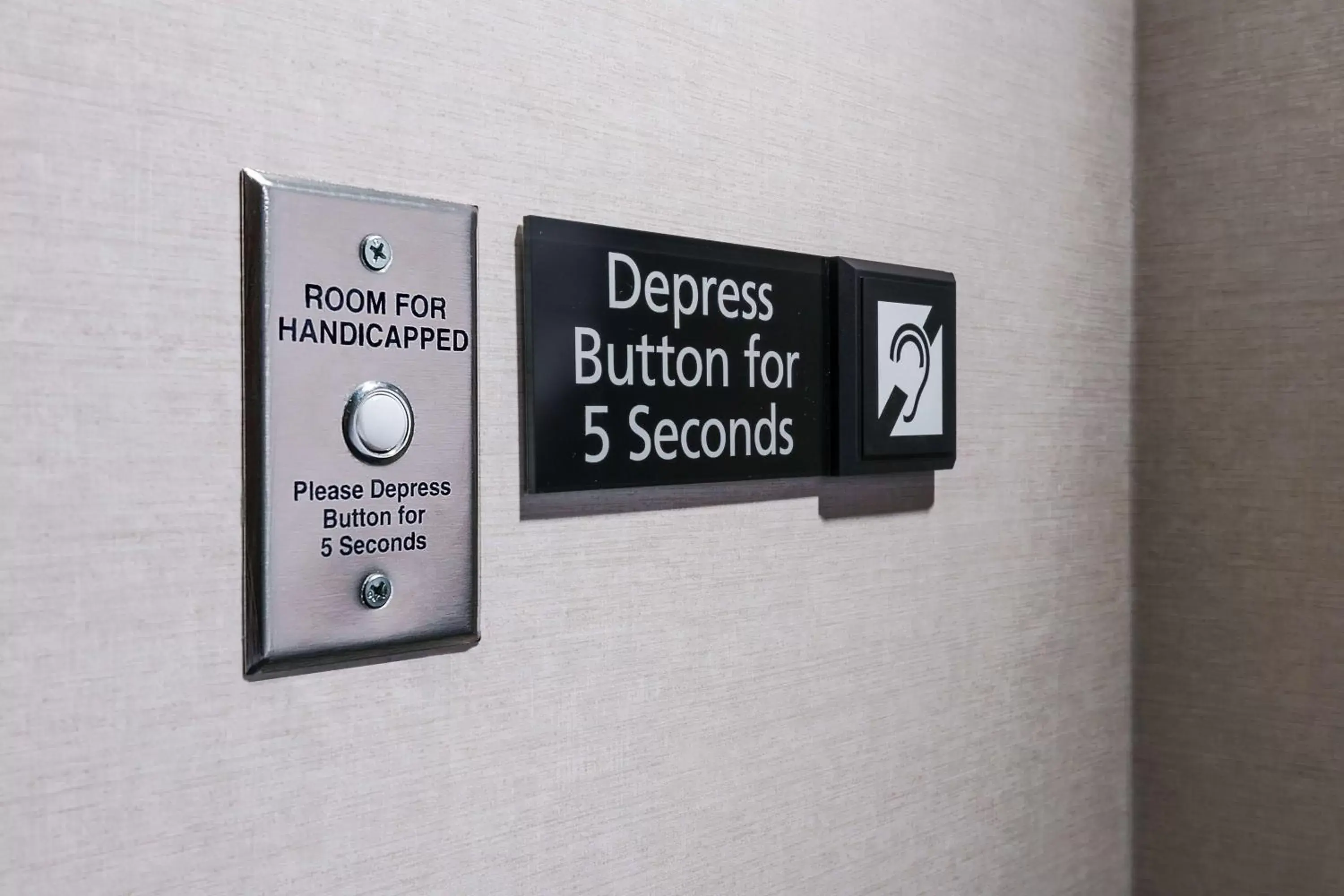 Standard Queen Room with Two Queen Beds - Hearing Accessible/Non-Smoking in Hampton Inn & Suites Baltimore Inner Harbor Standard Queen Room with Two Queen Beds - Hearing Accessible/Non-Smoking in Hampton Inn & Suites Baltimore Inner Harbor