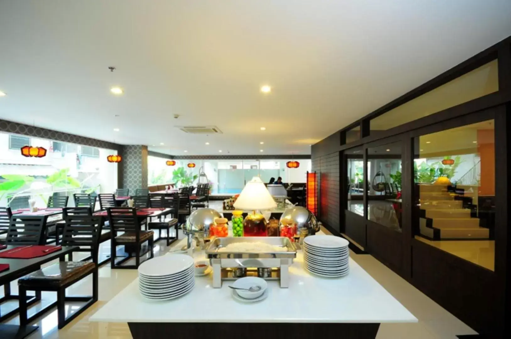 Restaurant/Places to Eat in Boss Suites Nana Hotel