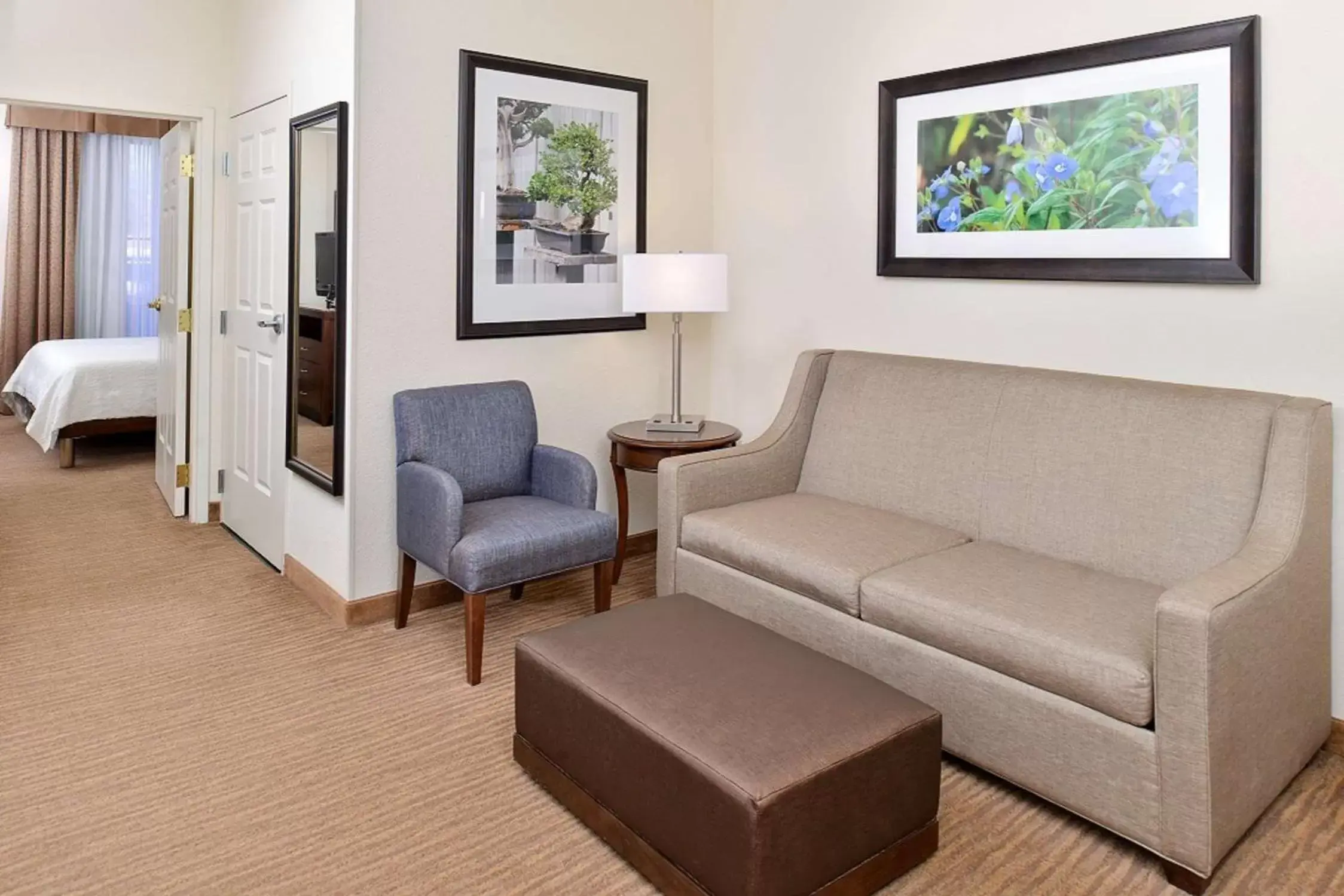 Living room, Seating Area in Hilton Garden Inn Addison