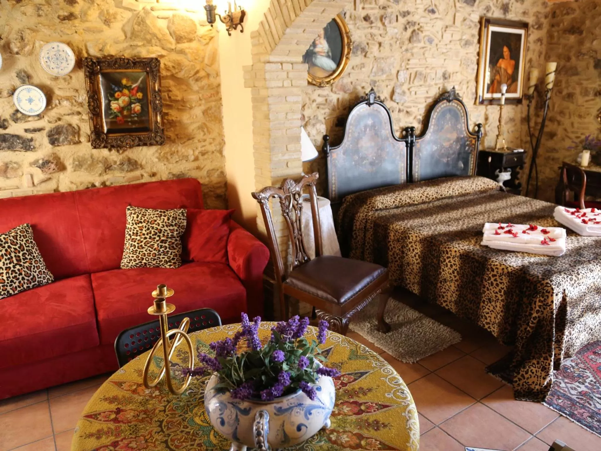 Photo of the whole room, Bed in Kimera