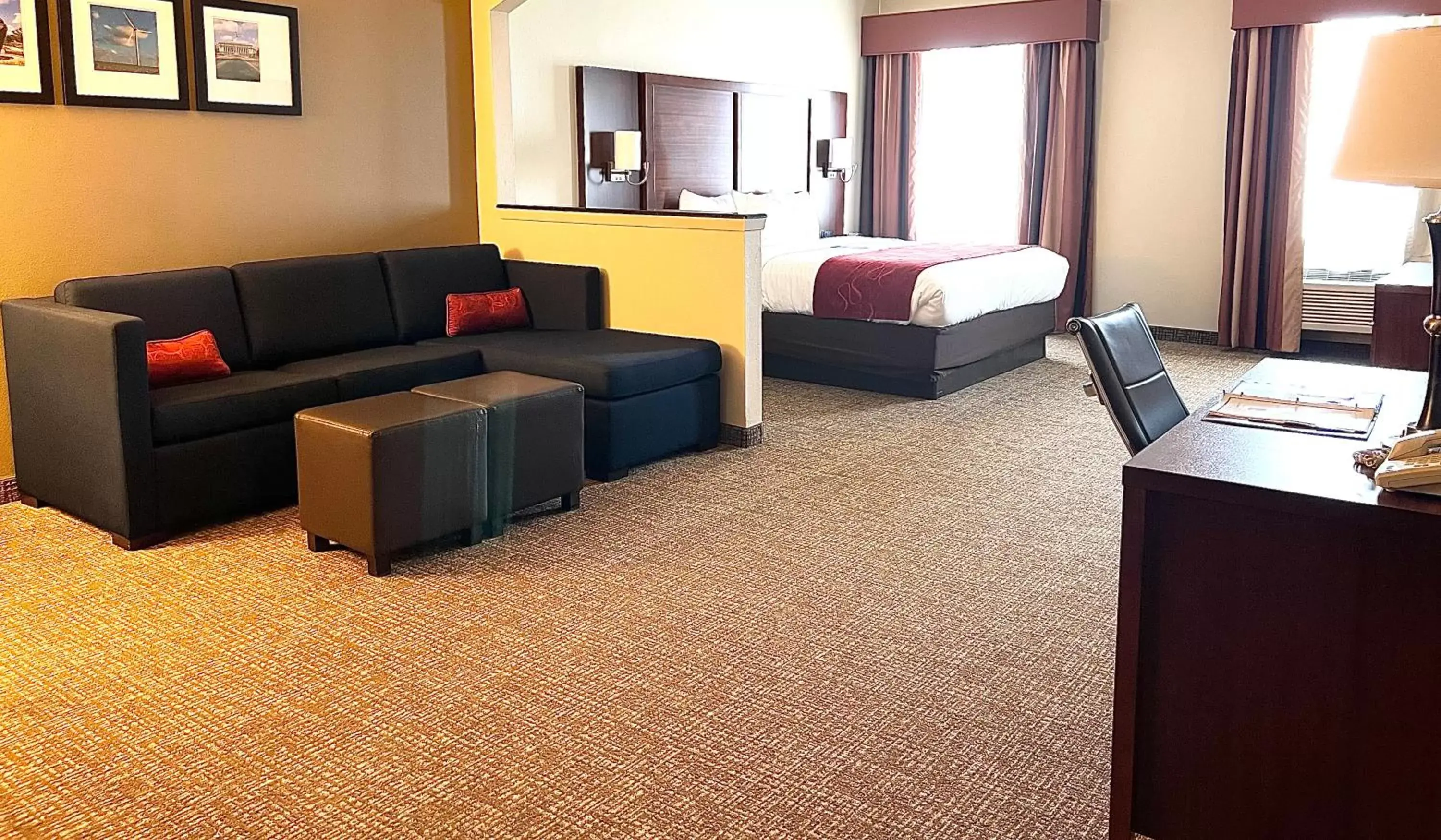 Photo of the whole room, Seating Area in Comfort Suites Texas Avenue