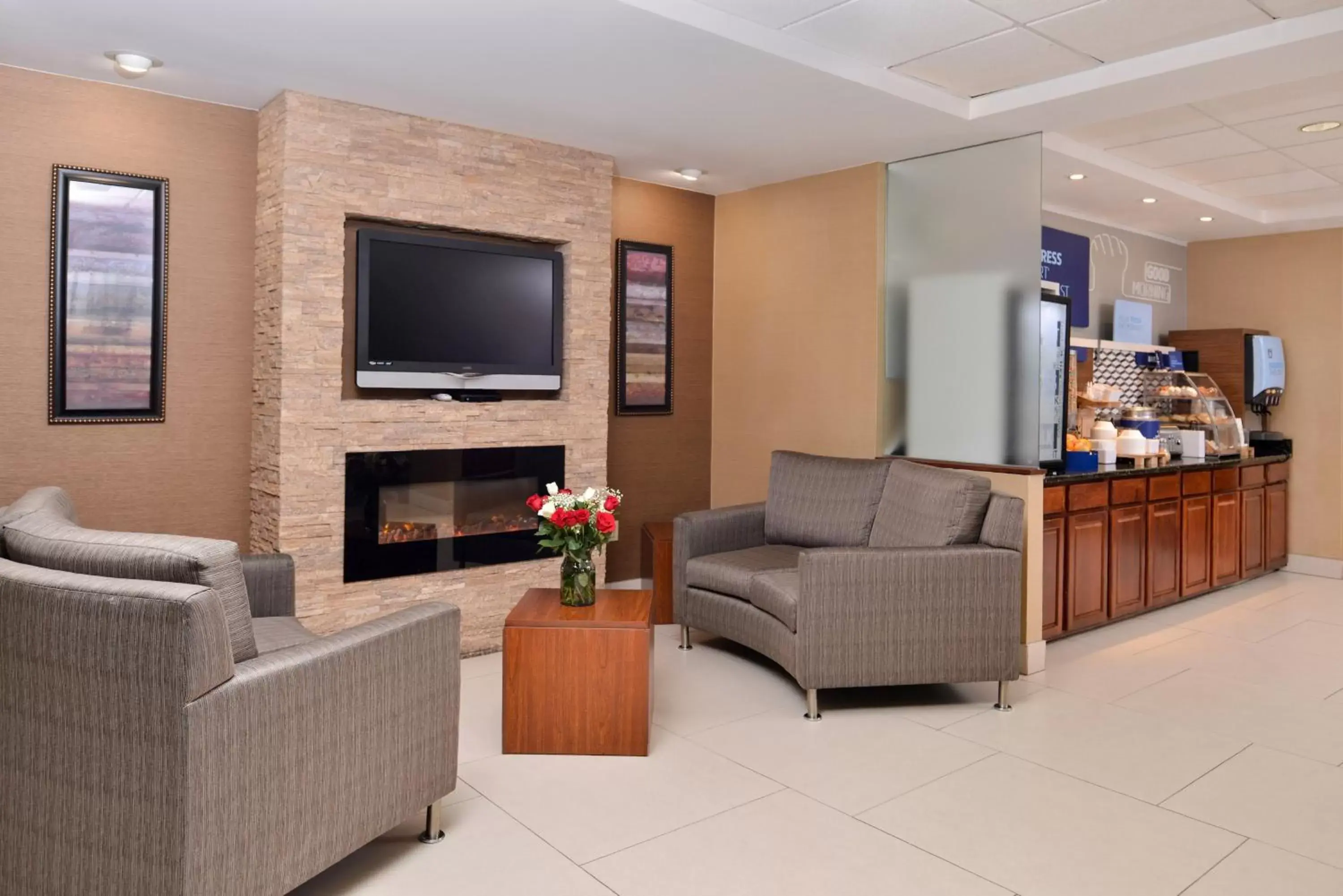 Lobby or reception, Seating Area in Holiday Inn Express Hotel & Suites West Chester, an IHG Hotel