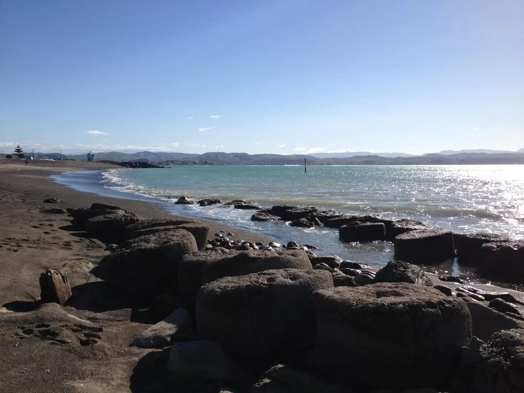 Beach in Harbour View Motel on Ahuriri Beach in Napier NZ with sea view suites Beach in Harbour View Motel on Ahuriri Beach in Napier NZ with sea view suites
