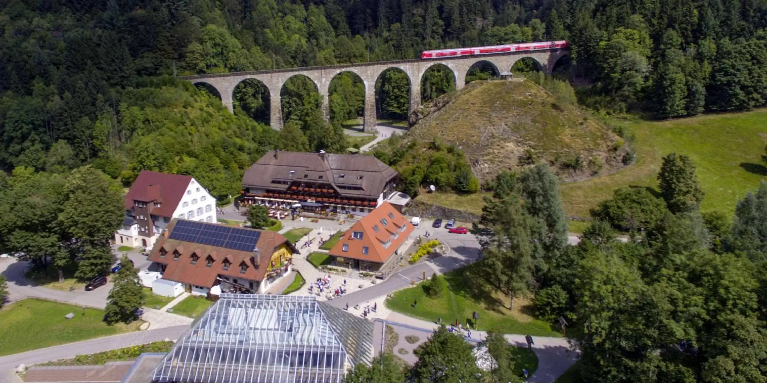 Property building, Bird's-eye View in Hotel Hofgut Sternen