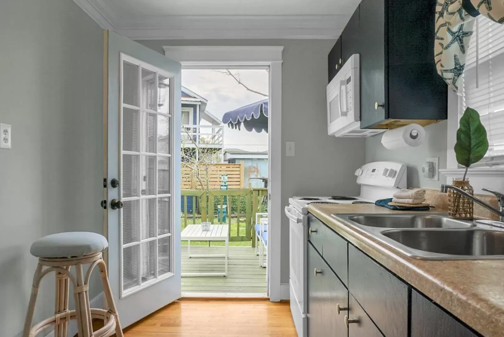 Kitchen/Kitchenette in Carolina Beach Inn