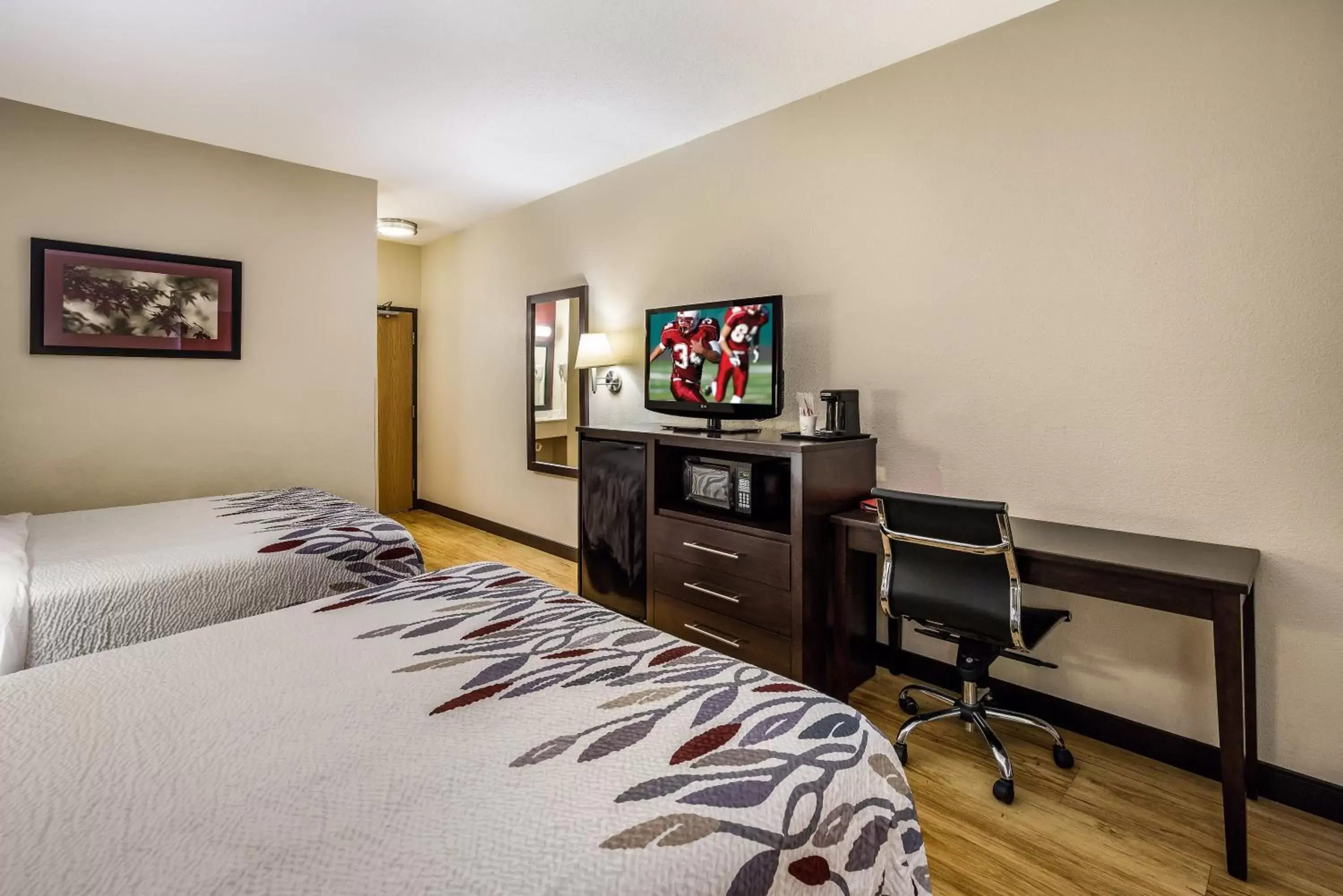 Bedroom, TV/Entertainment Center in Red Roof Inn St Louis - Troy, IL