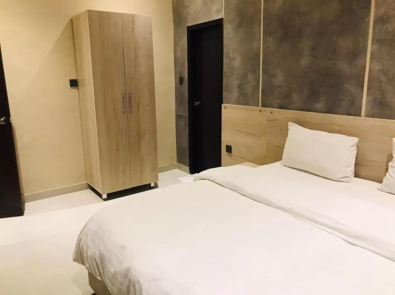 Bed in Hamsun Shahrah-e-Faisal