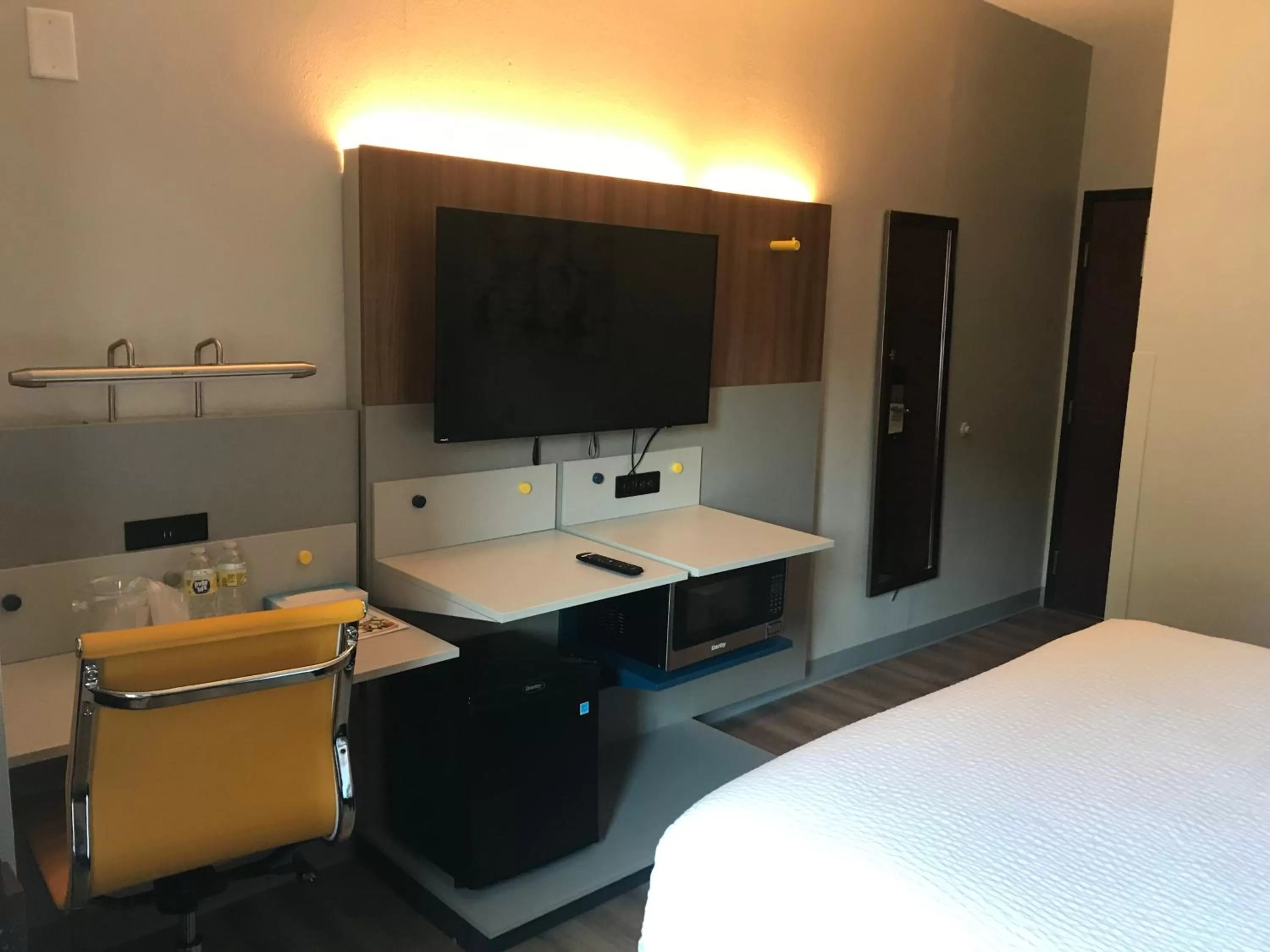 TV and multimedia, Bed in Microtel Inn & Suites by Wyndham Stockbridge/Atlanta I-75