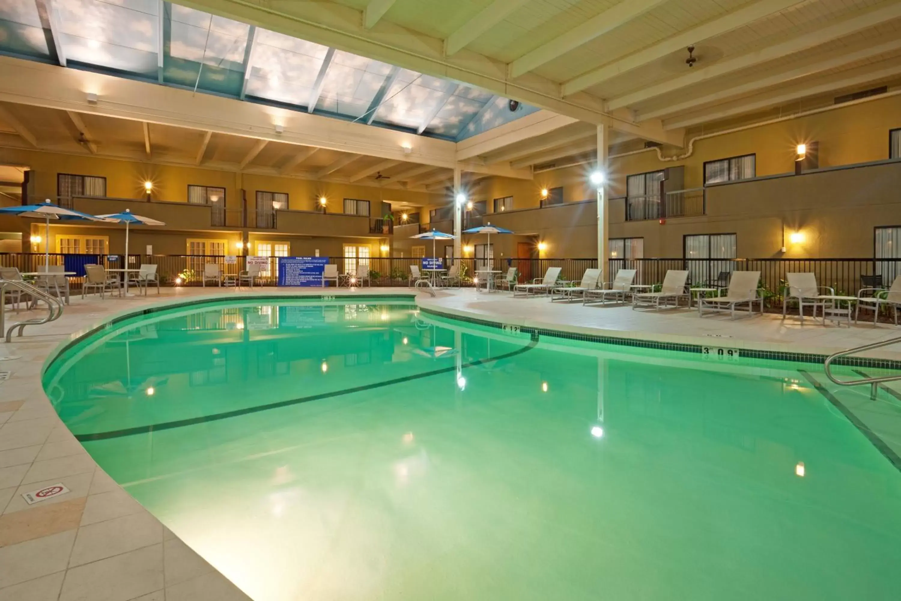 Swimming pool in enVision Hotel & Conference Center Mansfield-Foxboro Swimming pool in enVision Hotel & Conference Center Mansfield-Foxboro