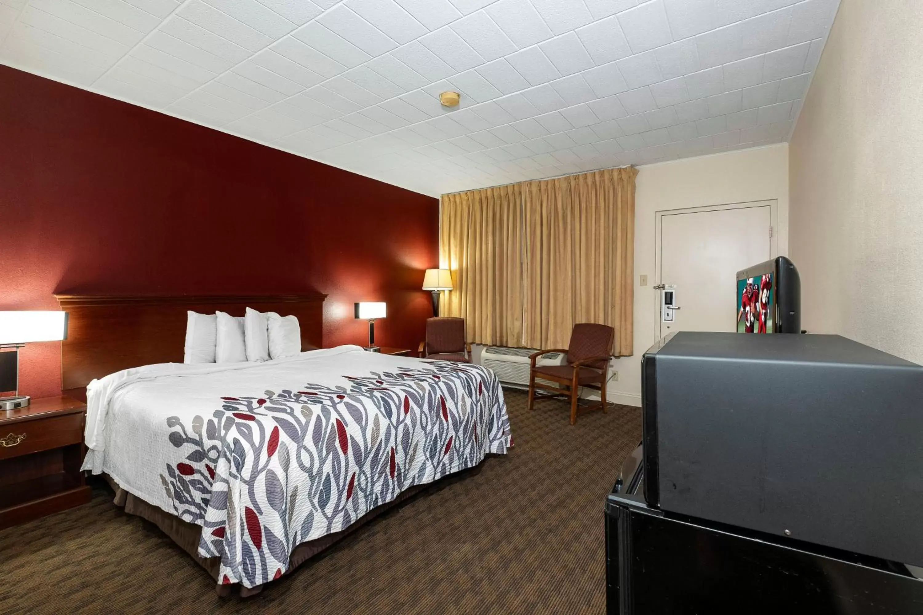 Photo of the whole room in Red Roof Inn & Suites Hazleton