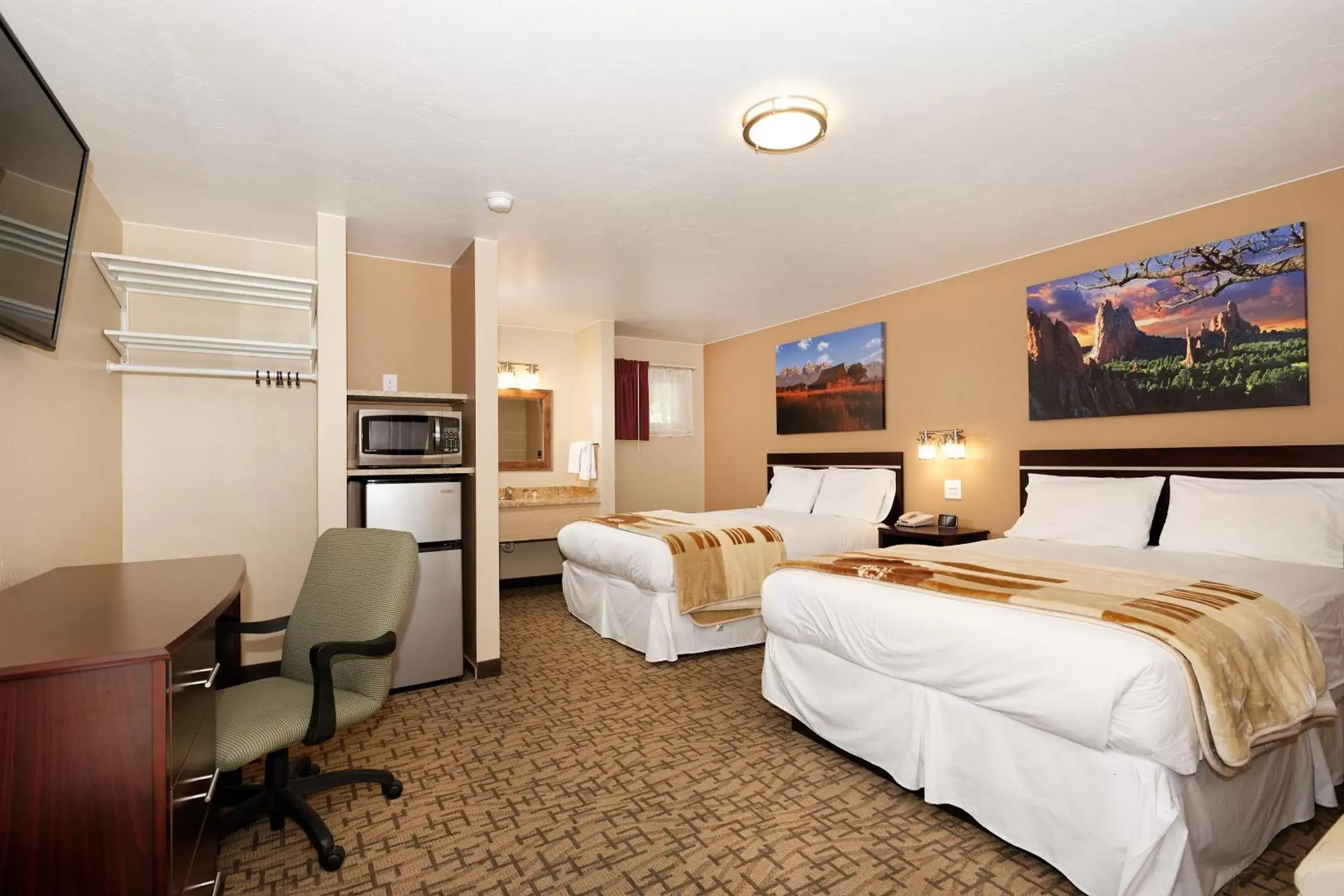 Photo of the whole room, Room Photo in Glenwood Springs Inn