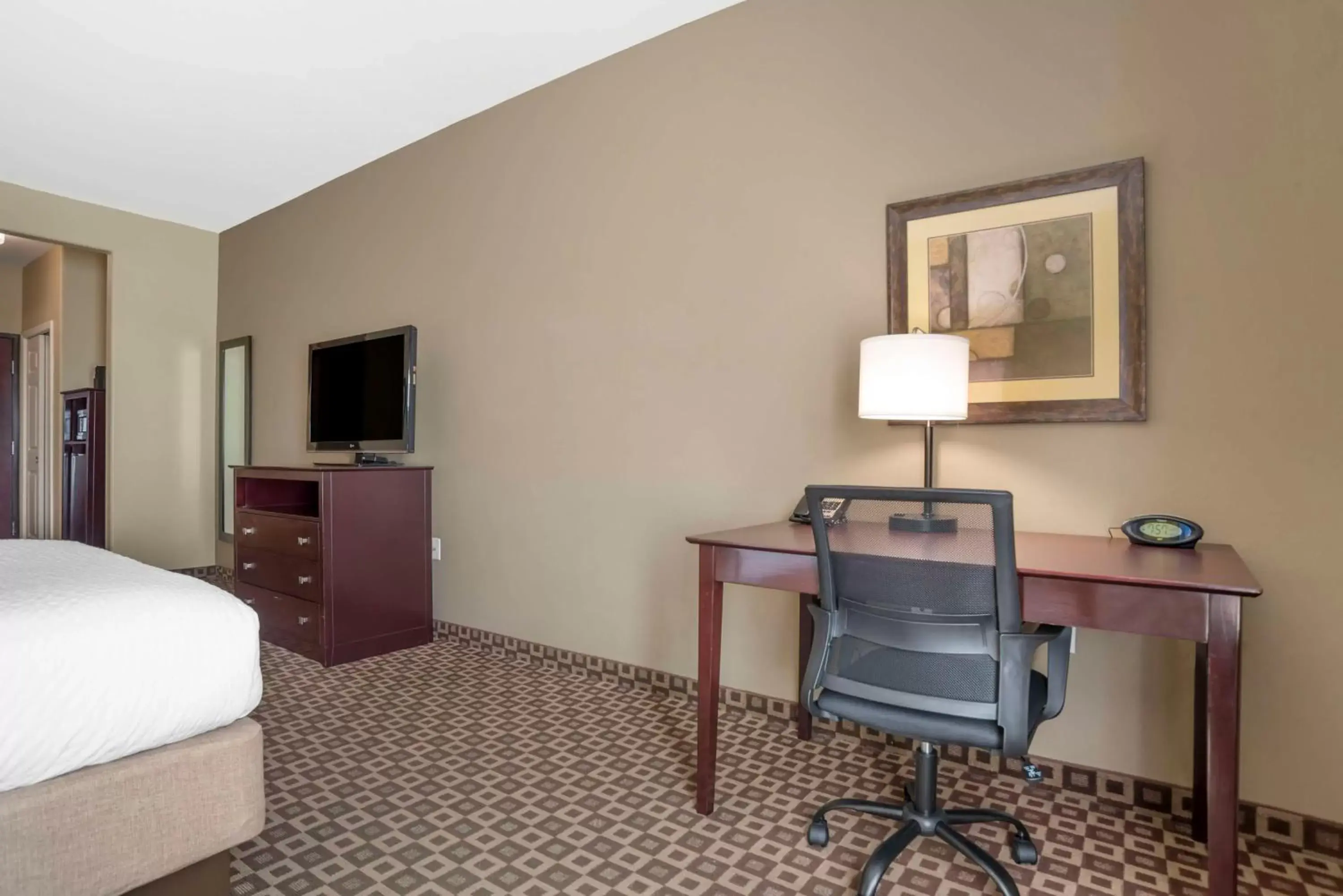 Bedroom, TV/Entertainment Center in Best Western Plus Chalmette Hotel