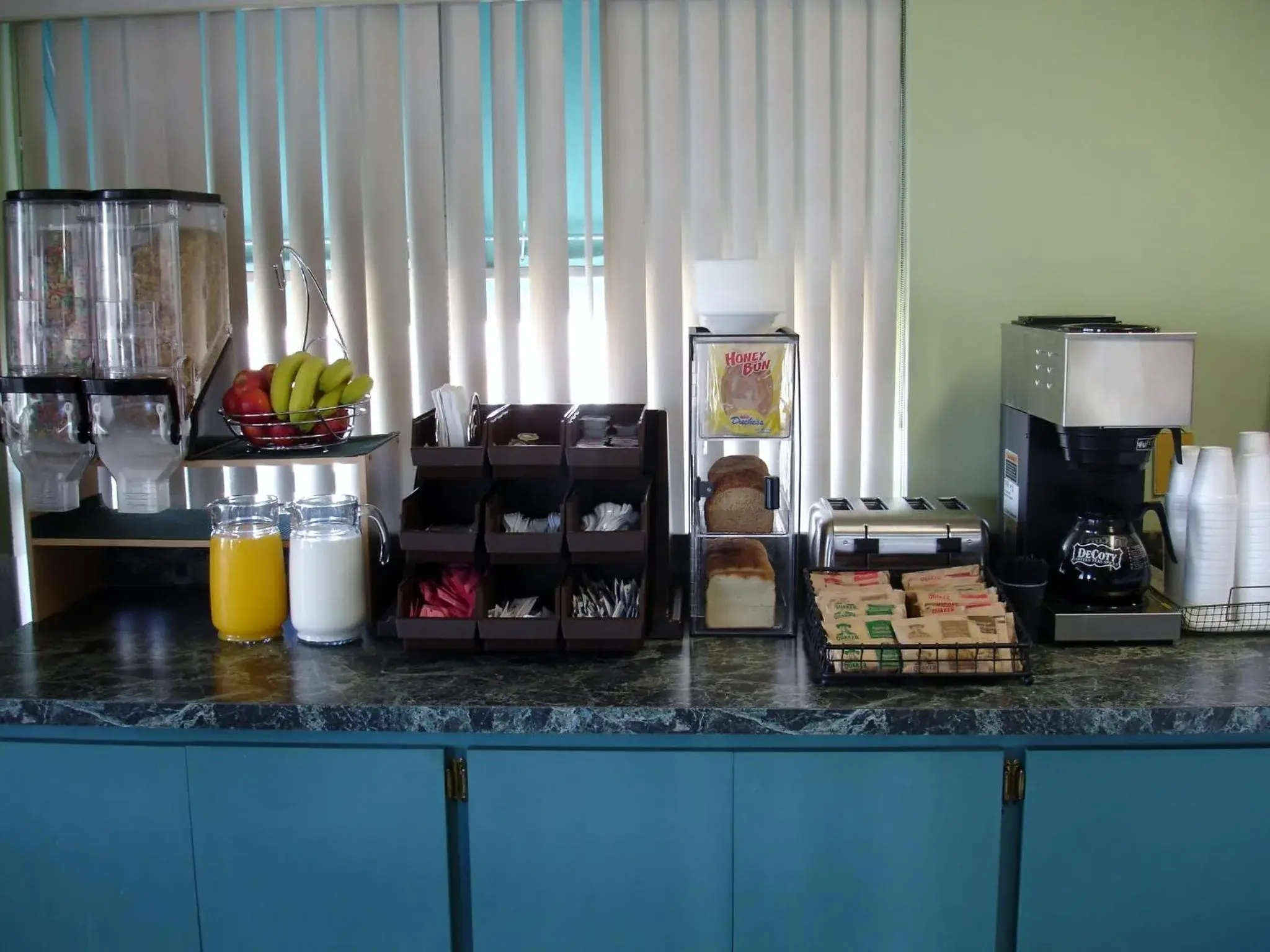 Coffee/tea facilities in Antilley Inn
