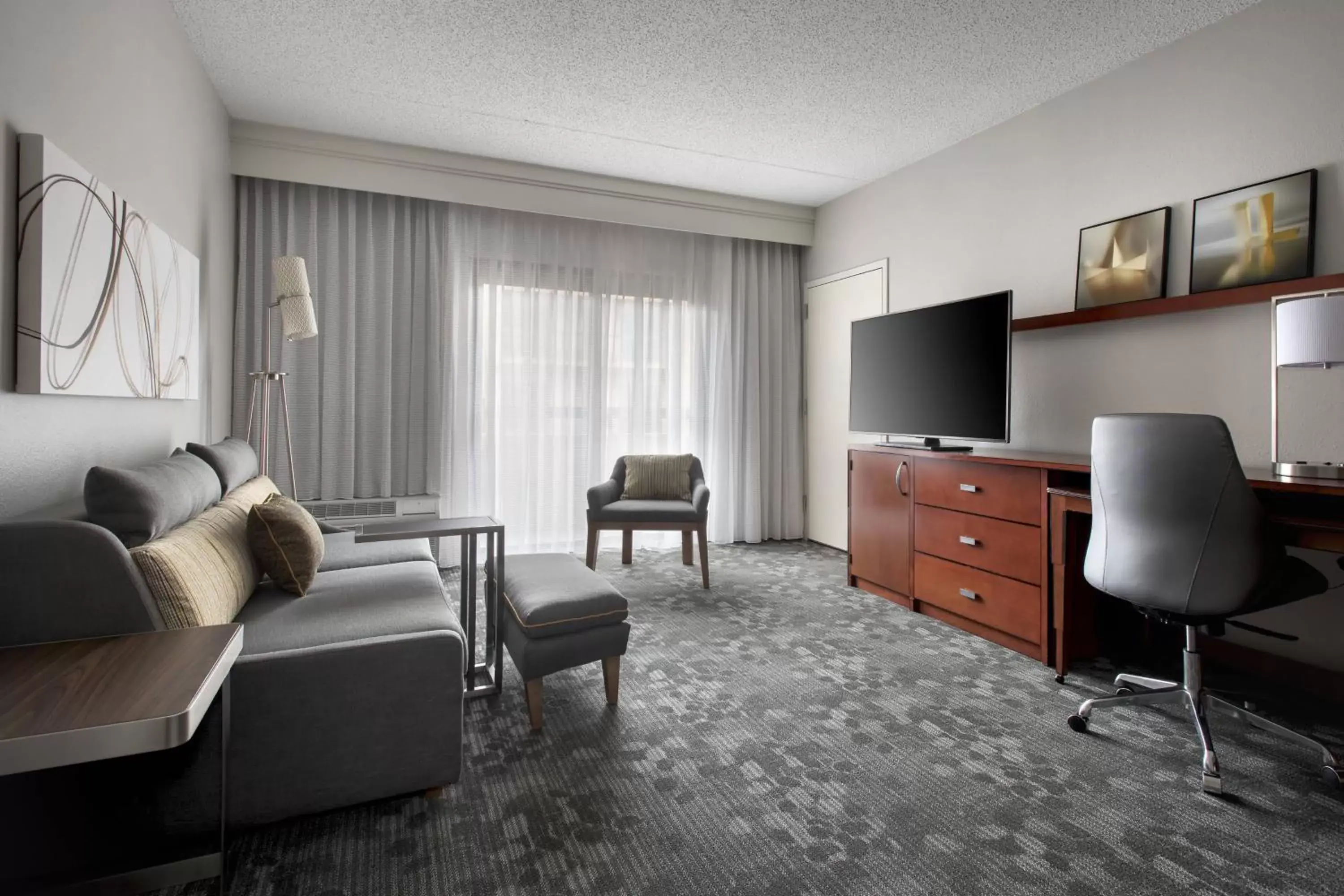 Living room, Seating Area in Courtyard by Marriott Lincroft Red Bank