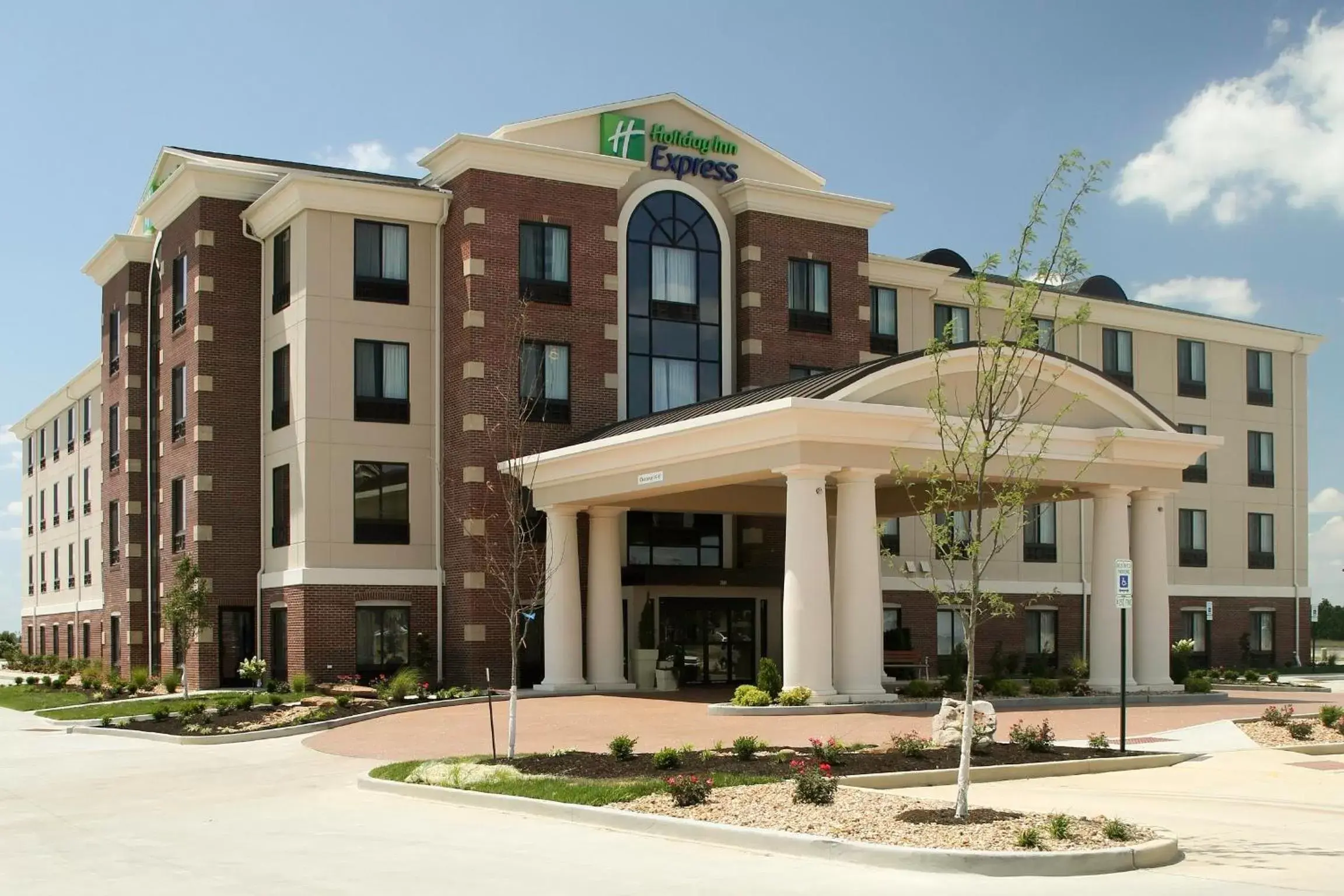 Property Building in Holiday Inn Express & Suites Marion Northeast, an IHG Hotel