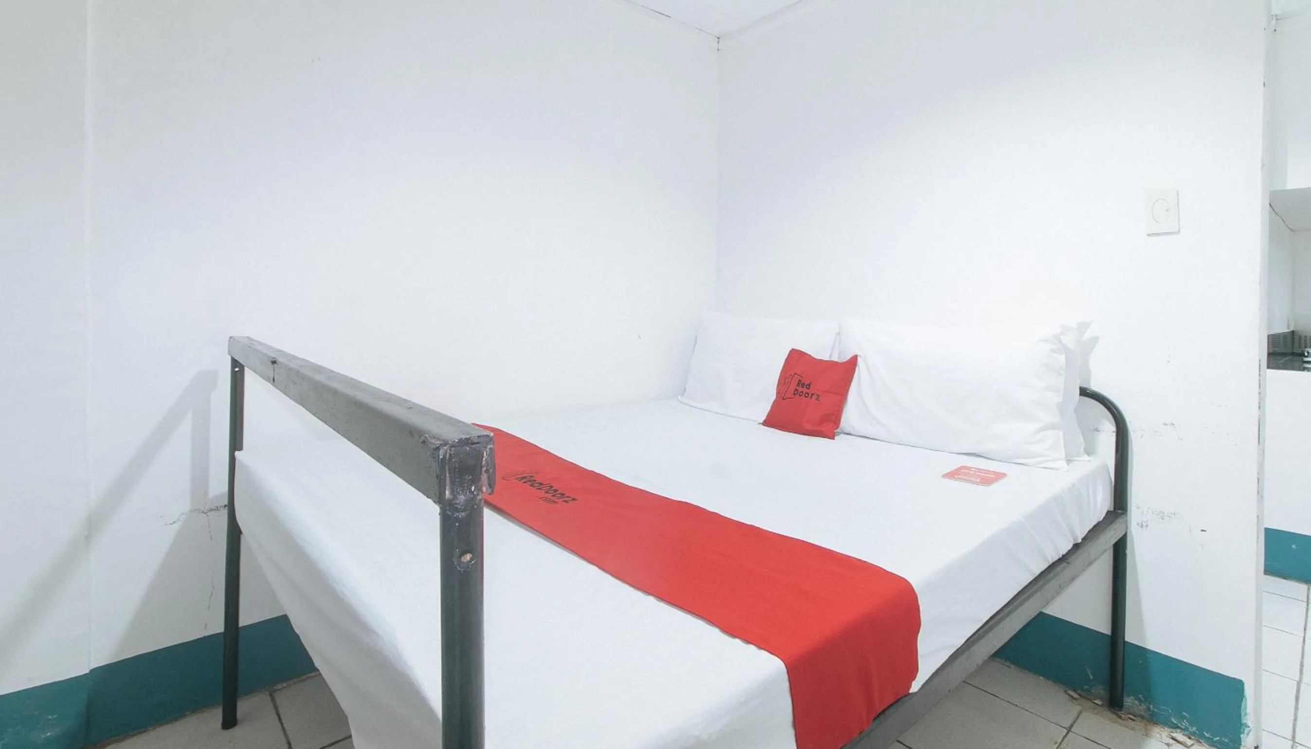 Photo of the whole room, Bed in RedDoorz at Crowne One Condo