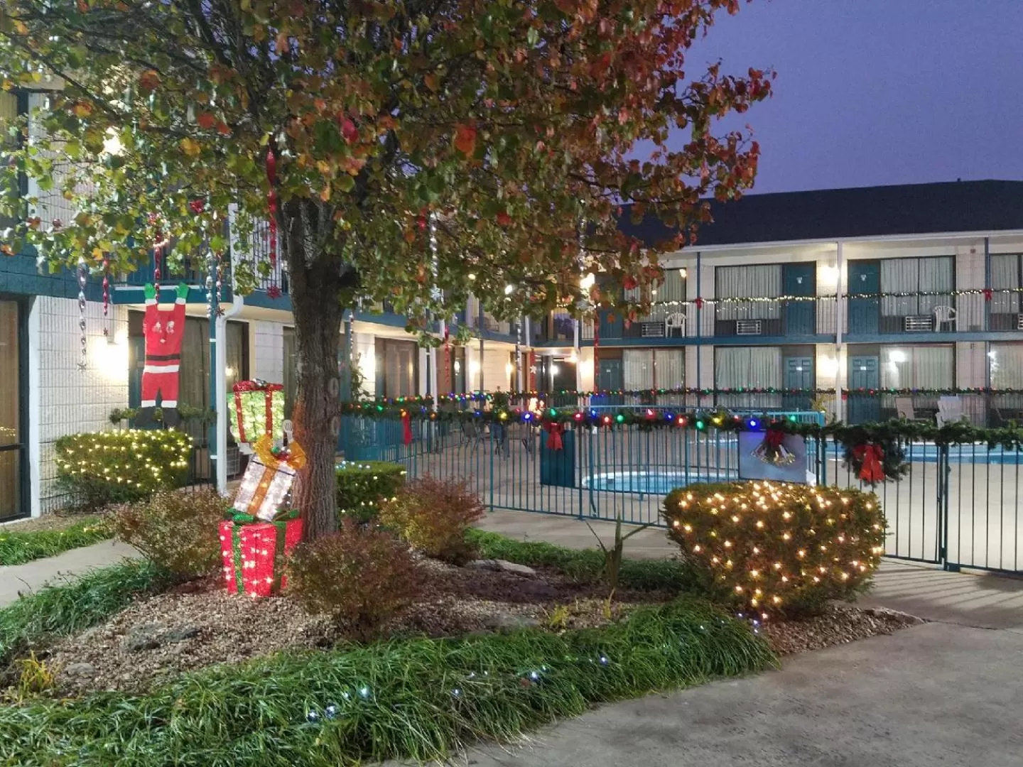 Swimming pool in Ozark Valley Inn