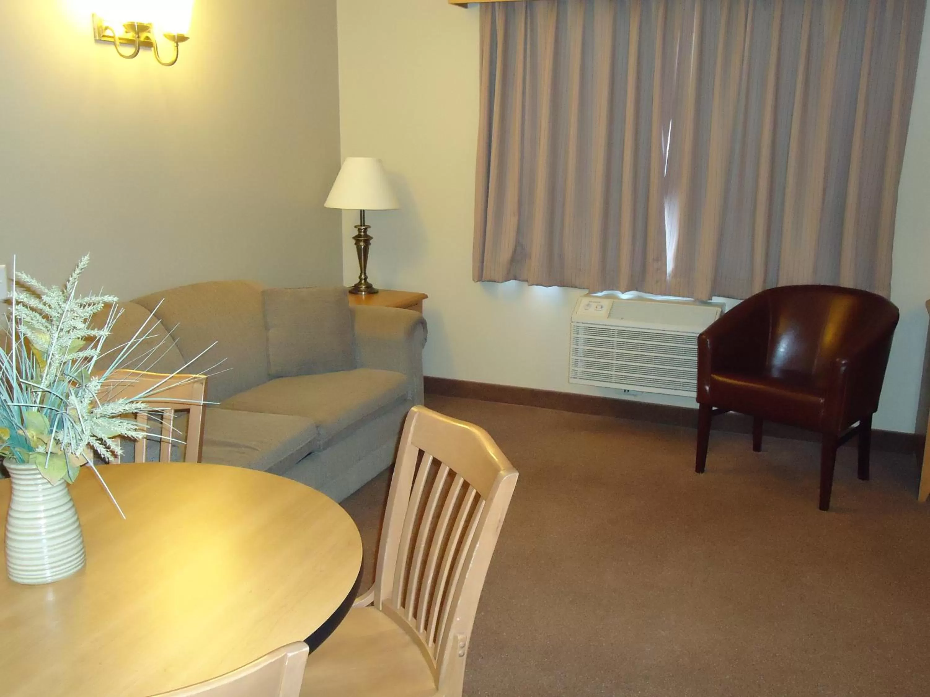Seating area in Auberge Bouctouche Inn & Suites