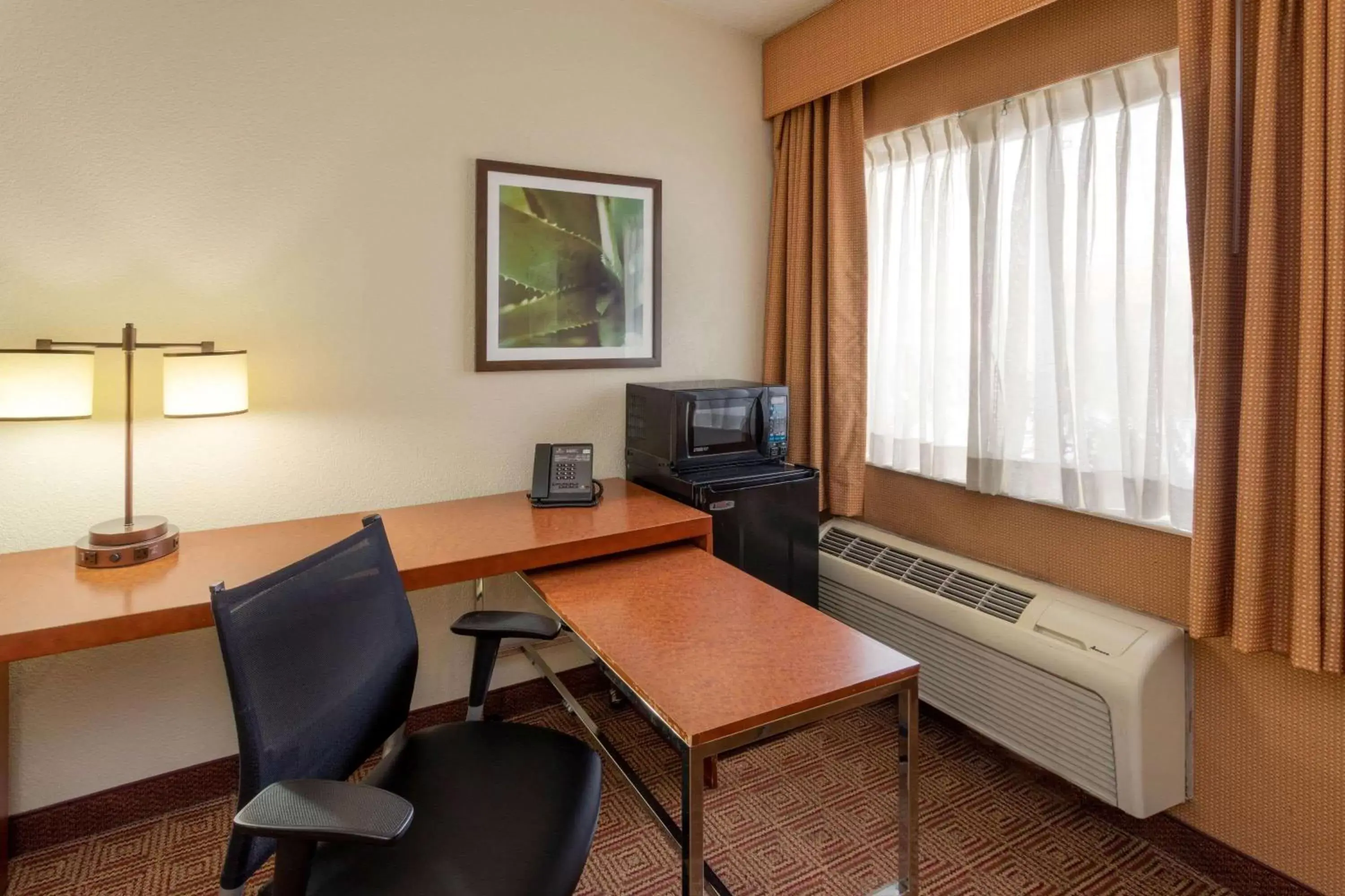 Photo of the whole room, TV/Entertainment Center in La Quinta Inn by Wyndham Minneapolis Airport Bloomington