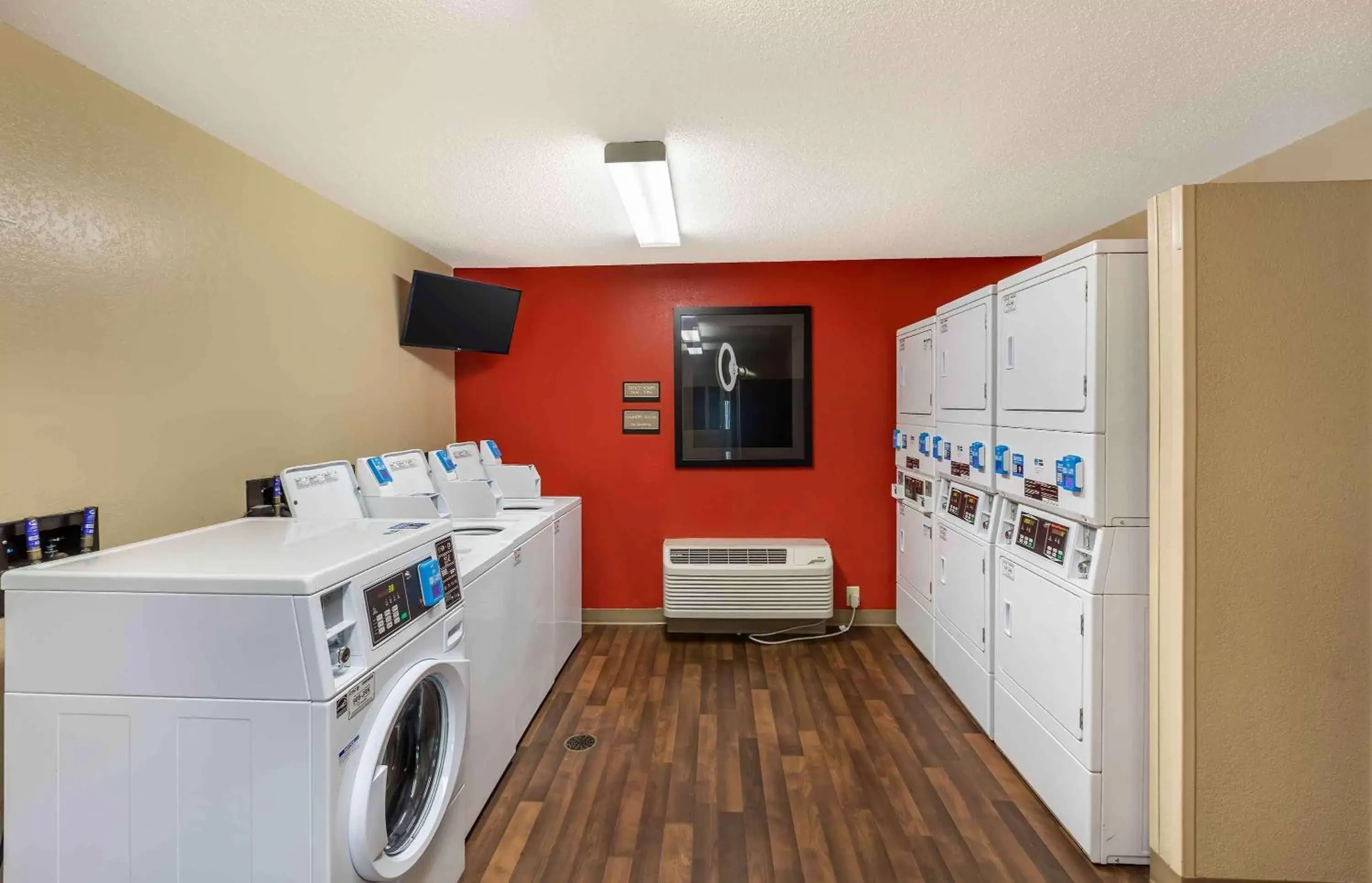 Property building, Kitchen/Kitchenette in Extended Stay America Suites - Milwaukee - Wauwatosa