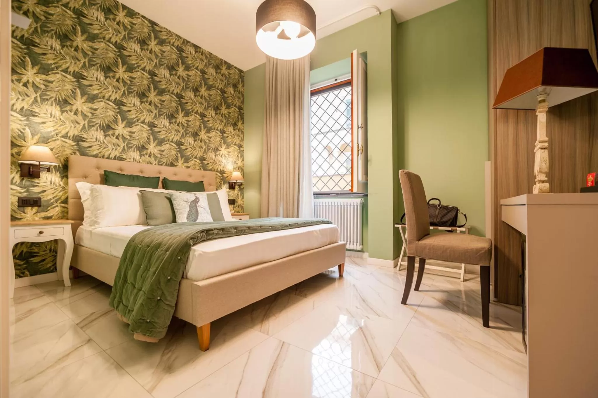 Shower, Bed in Dream House Pompei