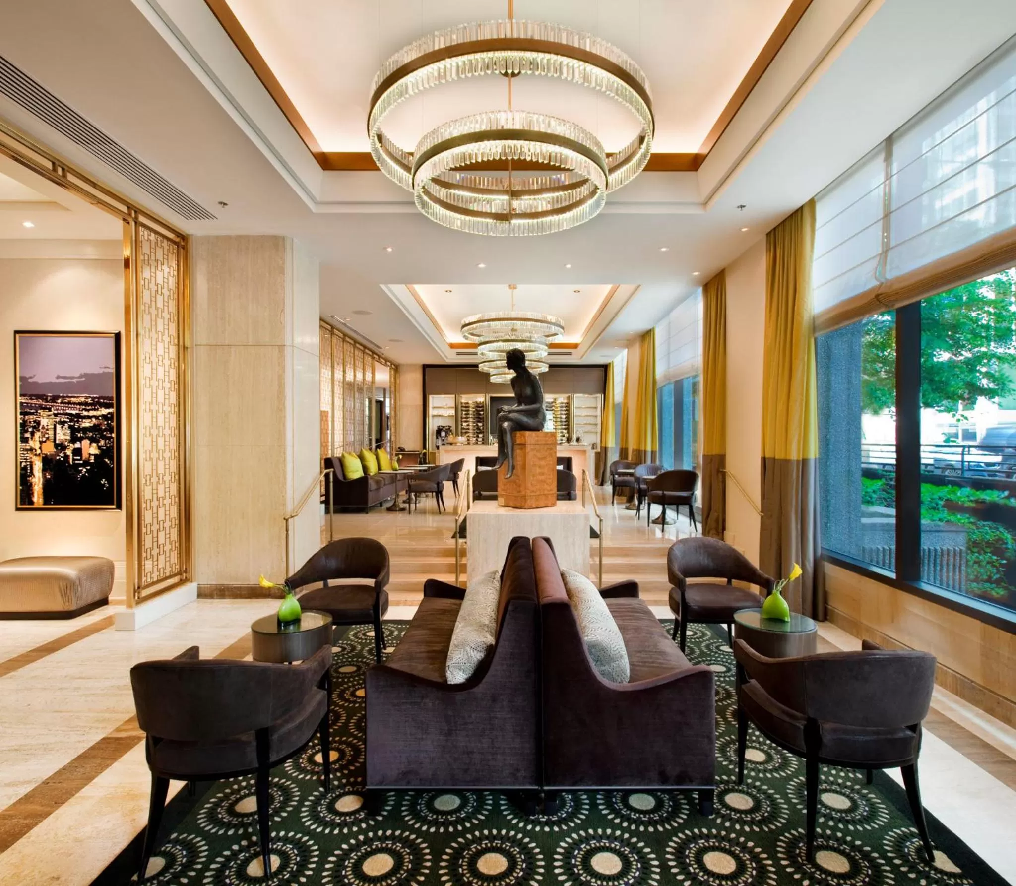 Lounge or bar in Omni Mont-Royal Hotel