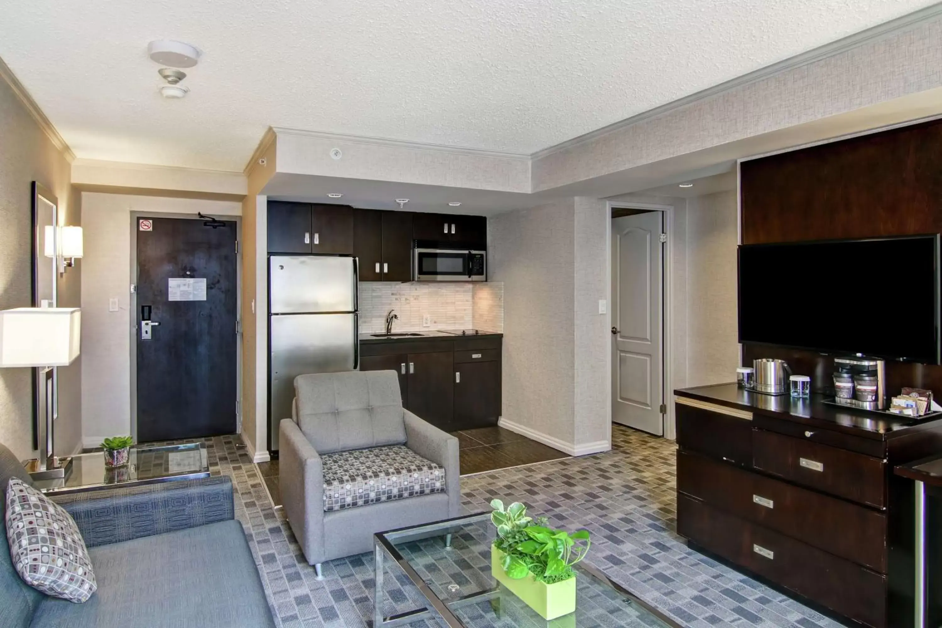 Bedroom, Seating Area in DoubleTree by Hilton Toronto Downtown