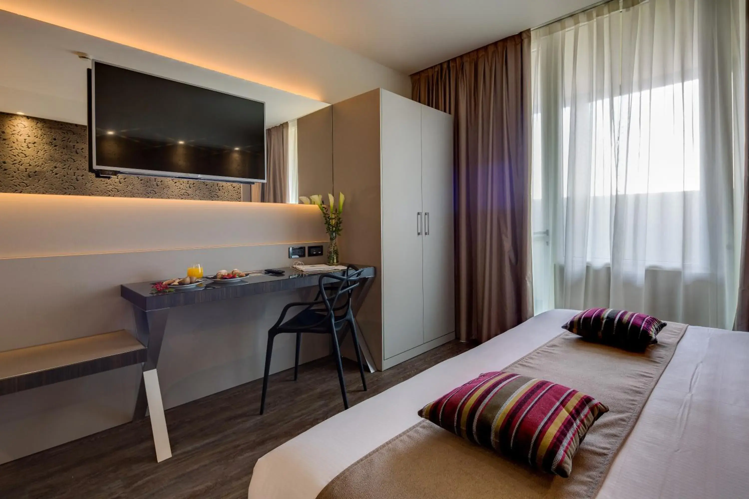 Bedroom, TV/Entertainment Center in Best Western Plus Hotel Farnese