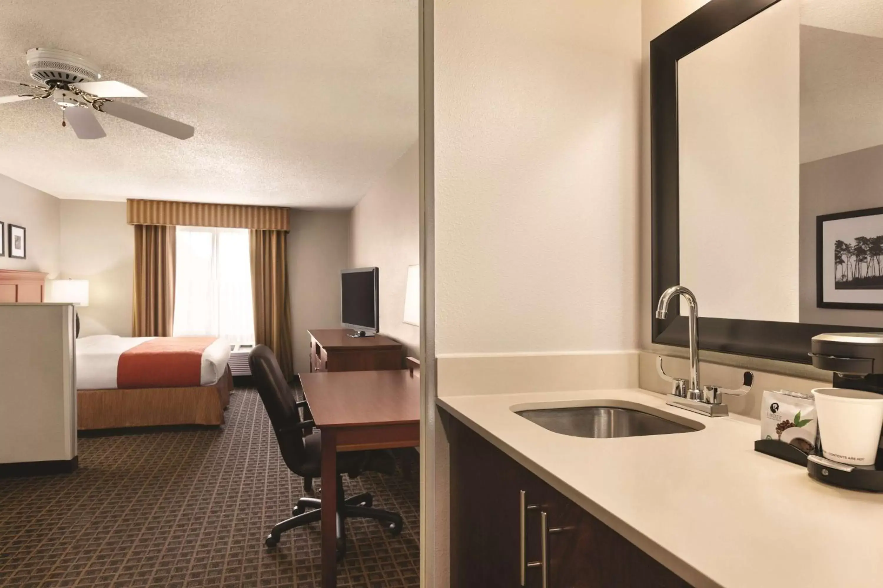 Photo of the whole room, Kitchen/Kitchenette in Country Inn & Suites by Radisson, Lawrenceville, GA
