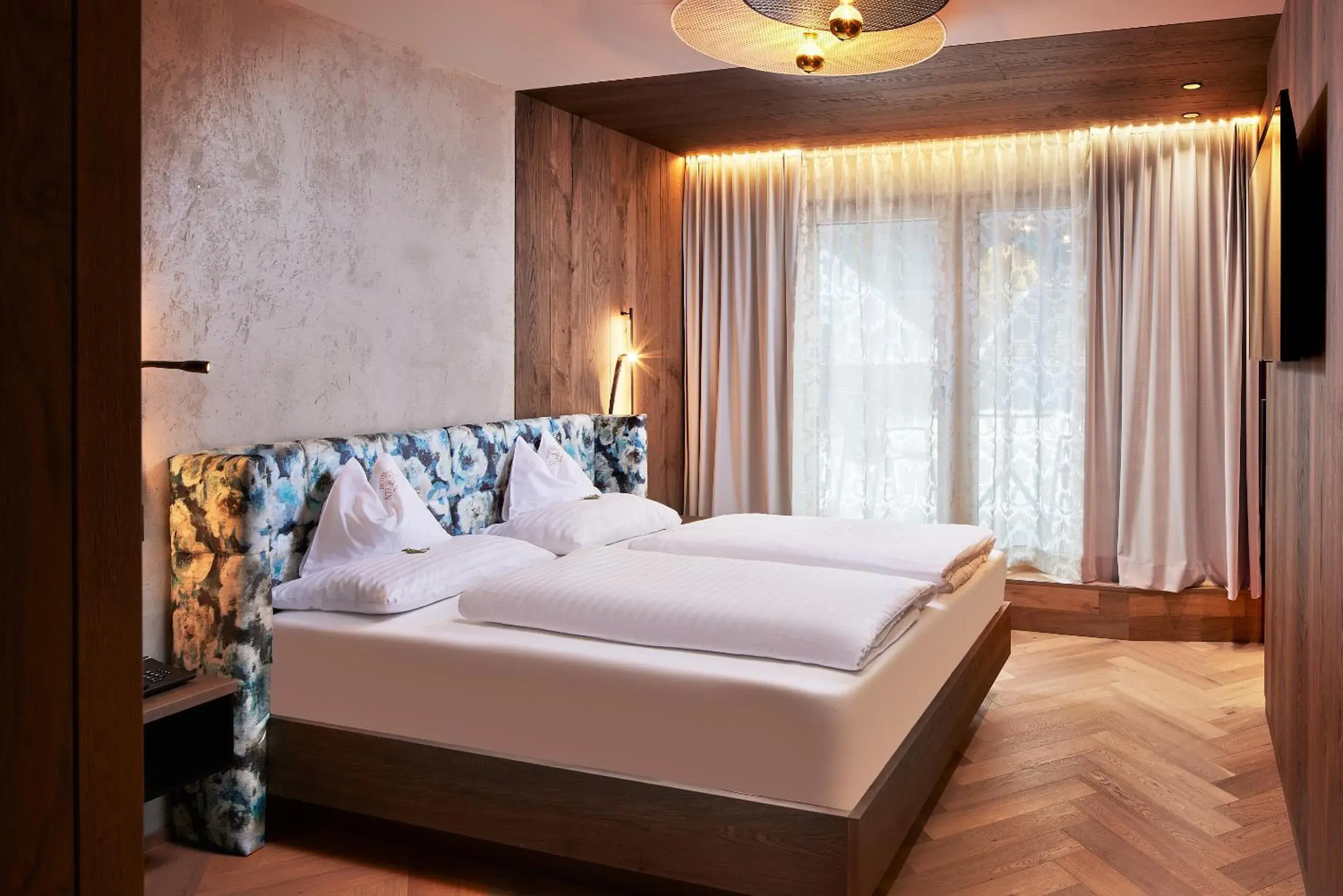 Bed in Hotel Neue Post