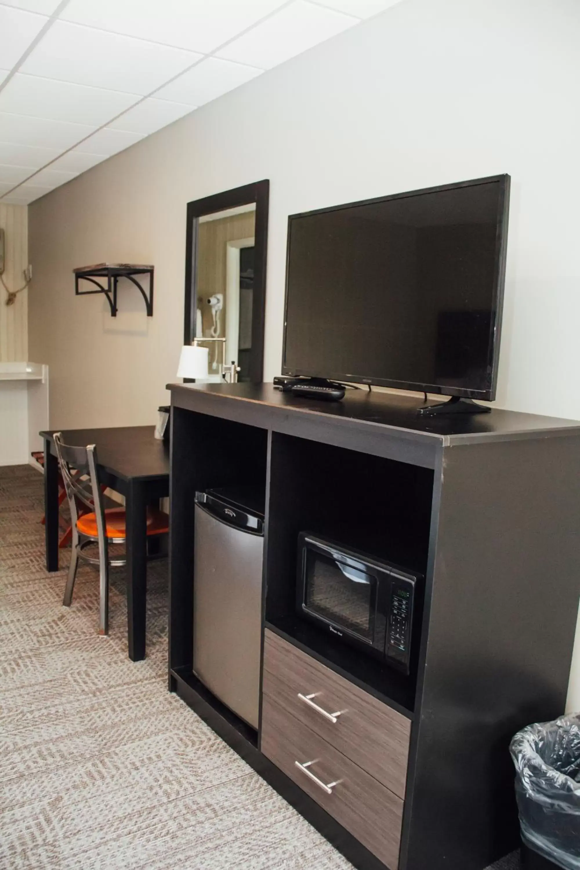 TV/Entertainment Center in Country Squire Inn and Suites