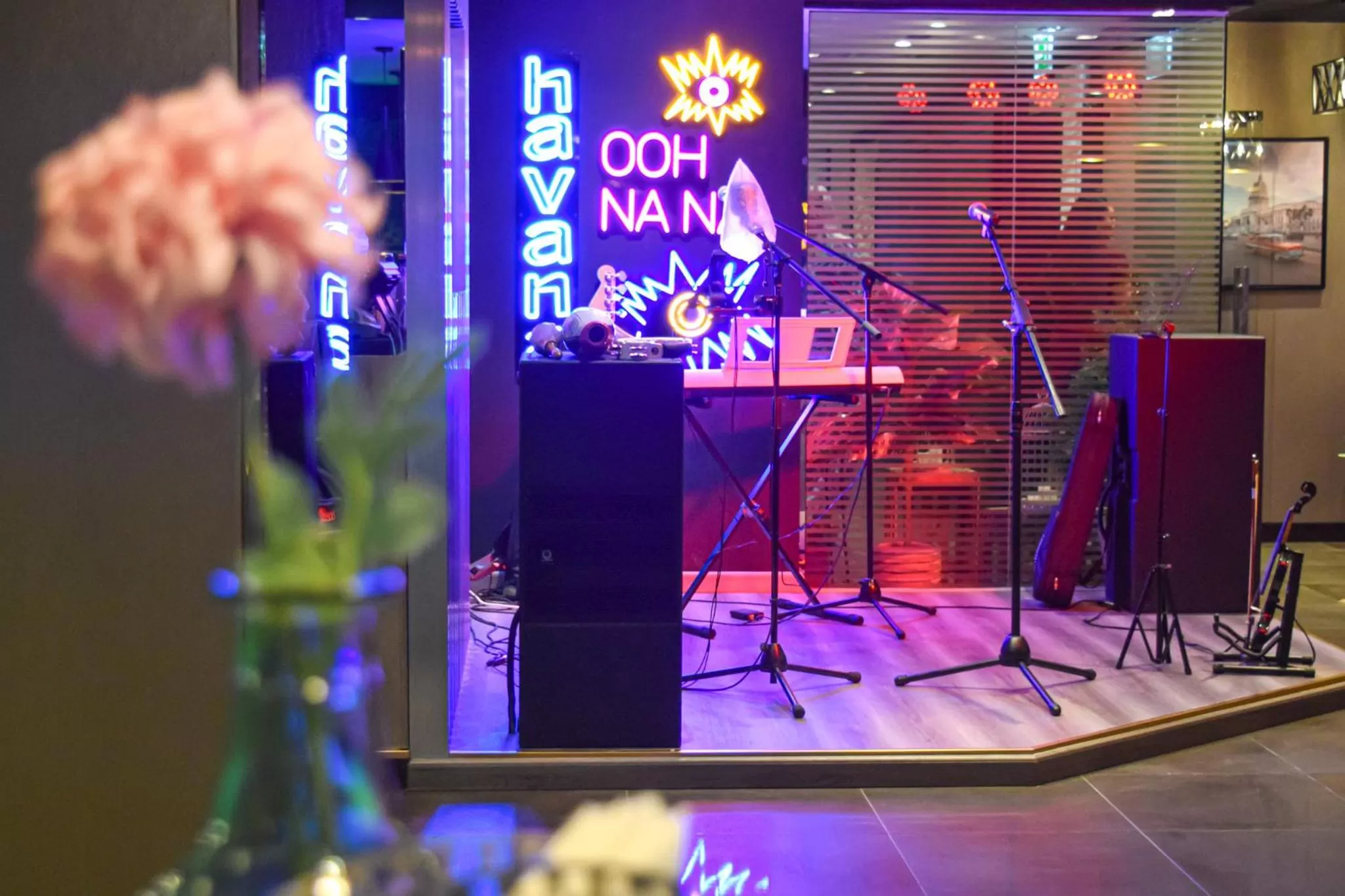 Restaurant/places to eat in Carlton Downtown Hotel