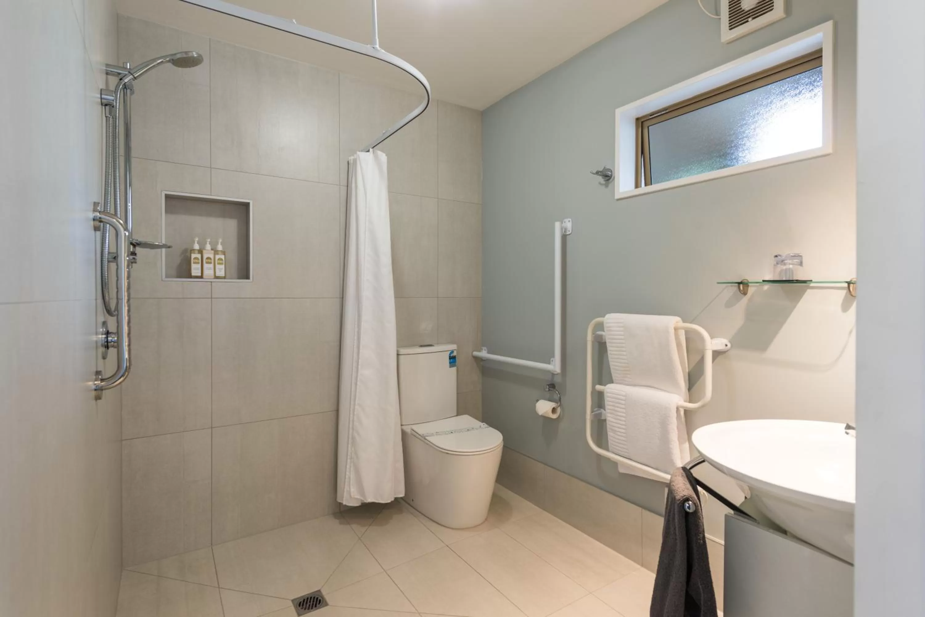 Toilet in Roma On Riccarton Motel