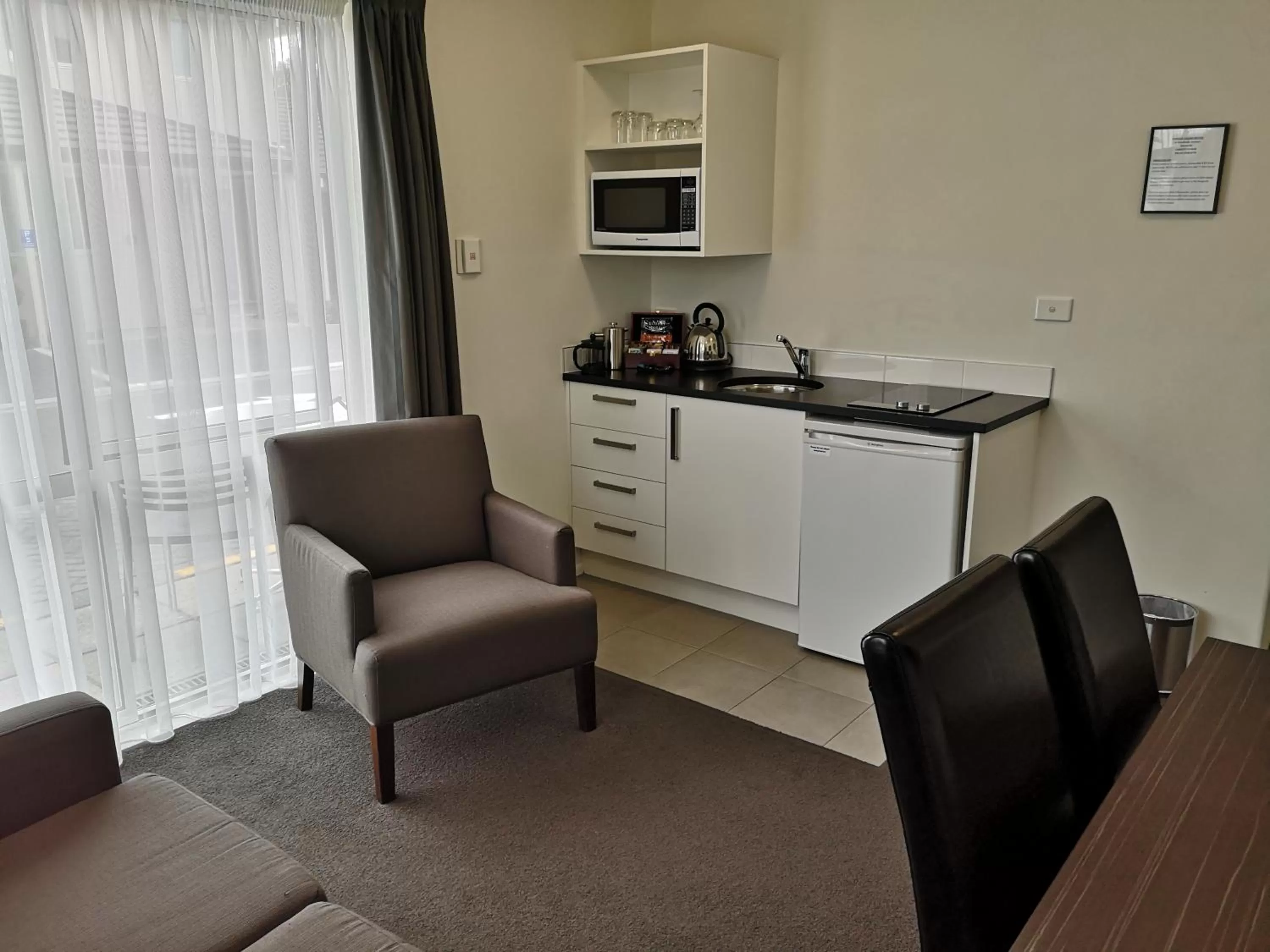 Living room in Airport Palms Motel